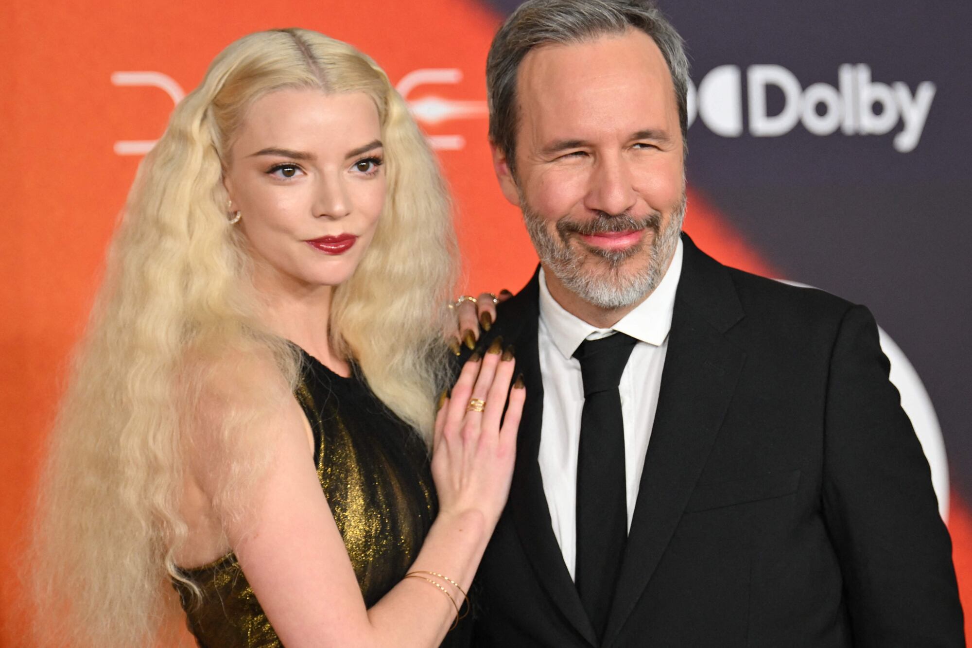Anya Taylor-Joy y Denis Villeneuve en la premiere de Duna: parte dos. El director canadiense se opone a la adquisición de Warner, donde seguirá trabajando hasta el estreno de la tercera entrega de la saga de ciencia ficción