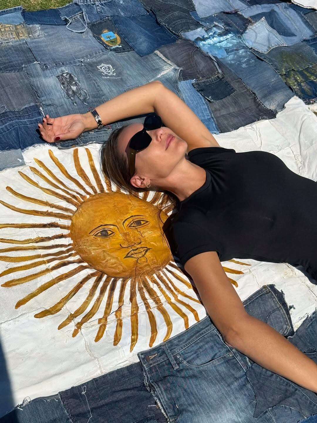 Pampita publicó dos fotos en su feed de Instagram con la bandera argentina realizada con tela reciclada de jean (Foto: Instagram @oampitaoficial)