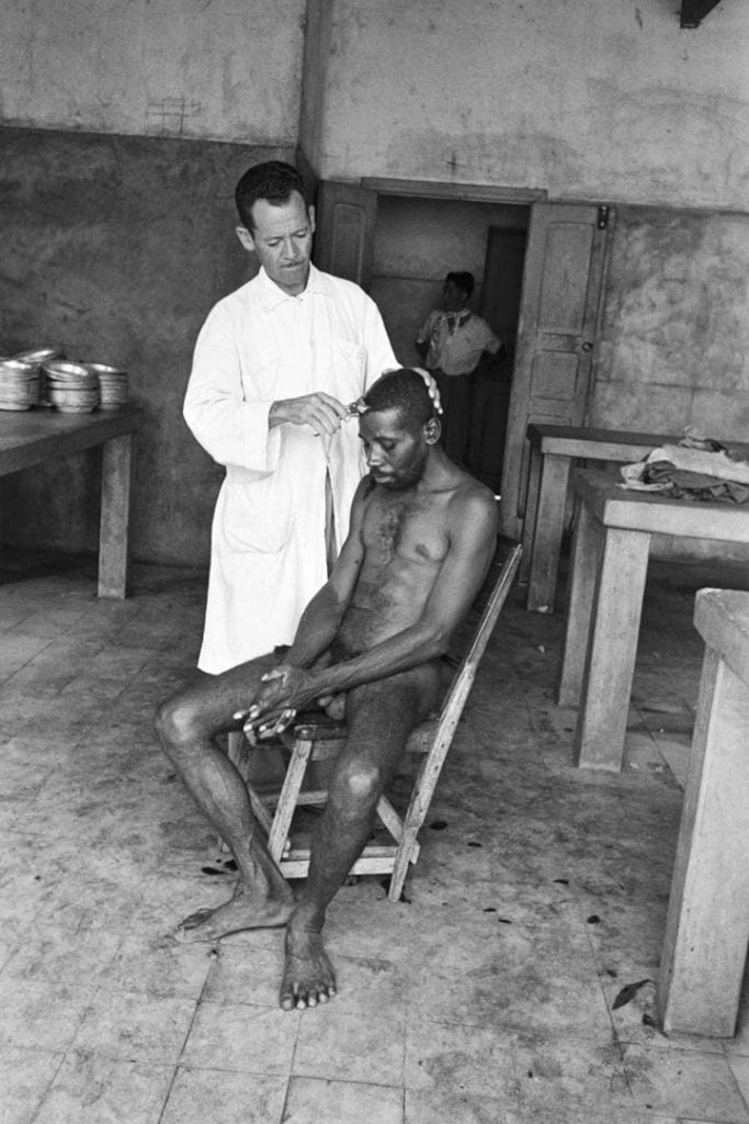 Una historia de exterminio: el Hospital Colônia de Brasil, donde murieron 60.000 personas por frío, hambre y enfermedades 8 Cuando los supuestos pacientes llegaban en el tren, eran separados por sexo, edad y características físicas; a los hombres los rapaban, y a todos los obligaban a un baño público para desinfectarlos (Foto: Luiz Alfredo)