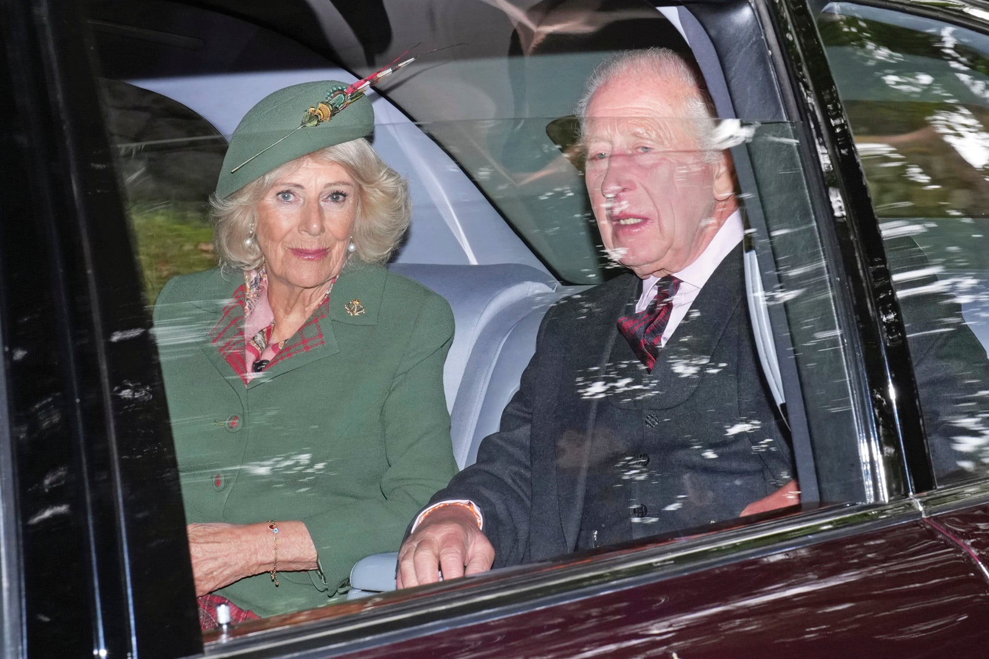 Los reyes Carlos y Camilla, llegando a Crathie Kirk, una pequeña iglesia parroquial cerca del castillo de Balmoral