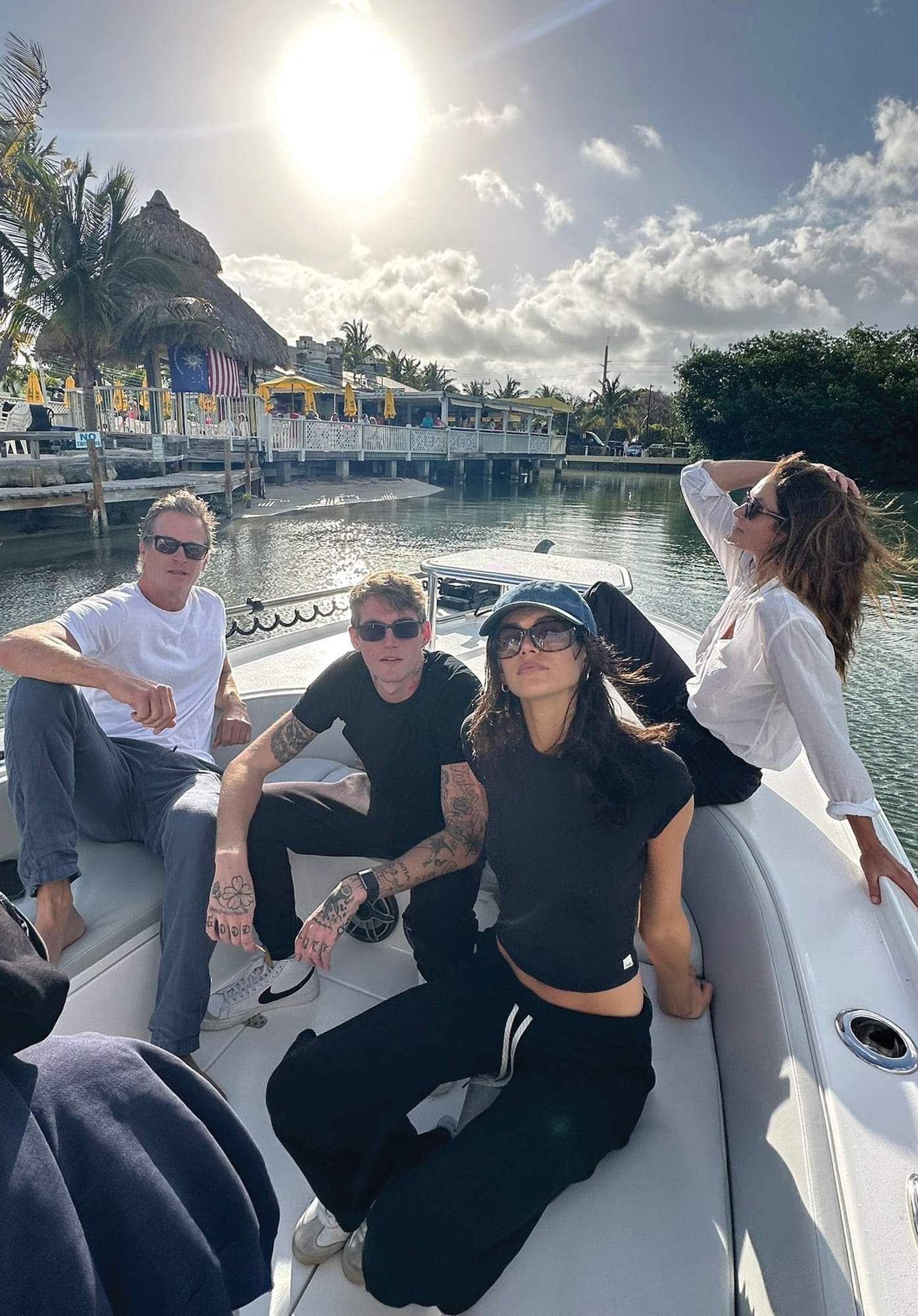 El empresario Rande Gerber y la supermodelo Cindy Crawford disfrutan de un paseo en barco junto a sus hijos, Presley y Kaia, en abril de 2025