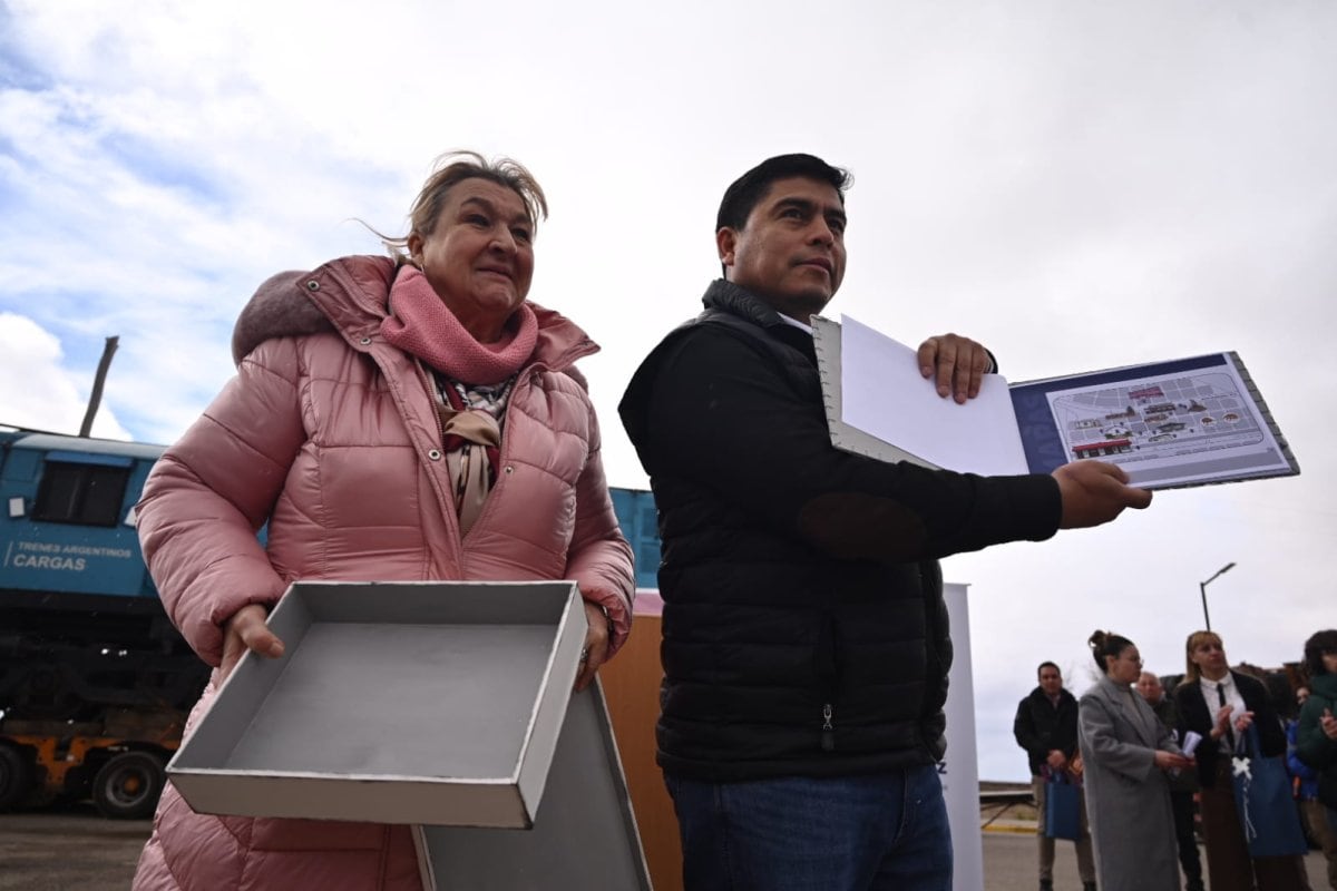 La comisionada de Fomento, Ana María Urricelqui, y el gobernador Claudio Vidal, en Jaramillo, Santa Cruz