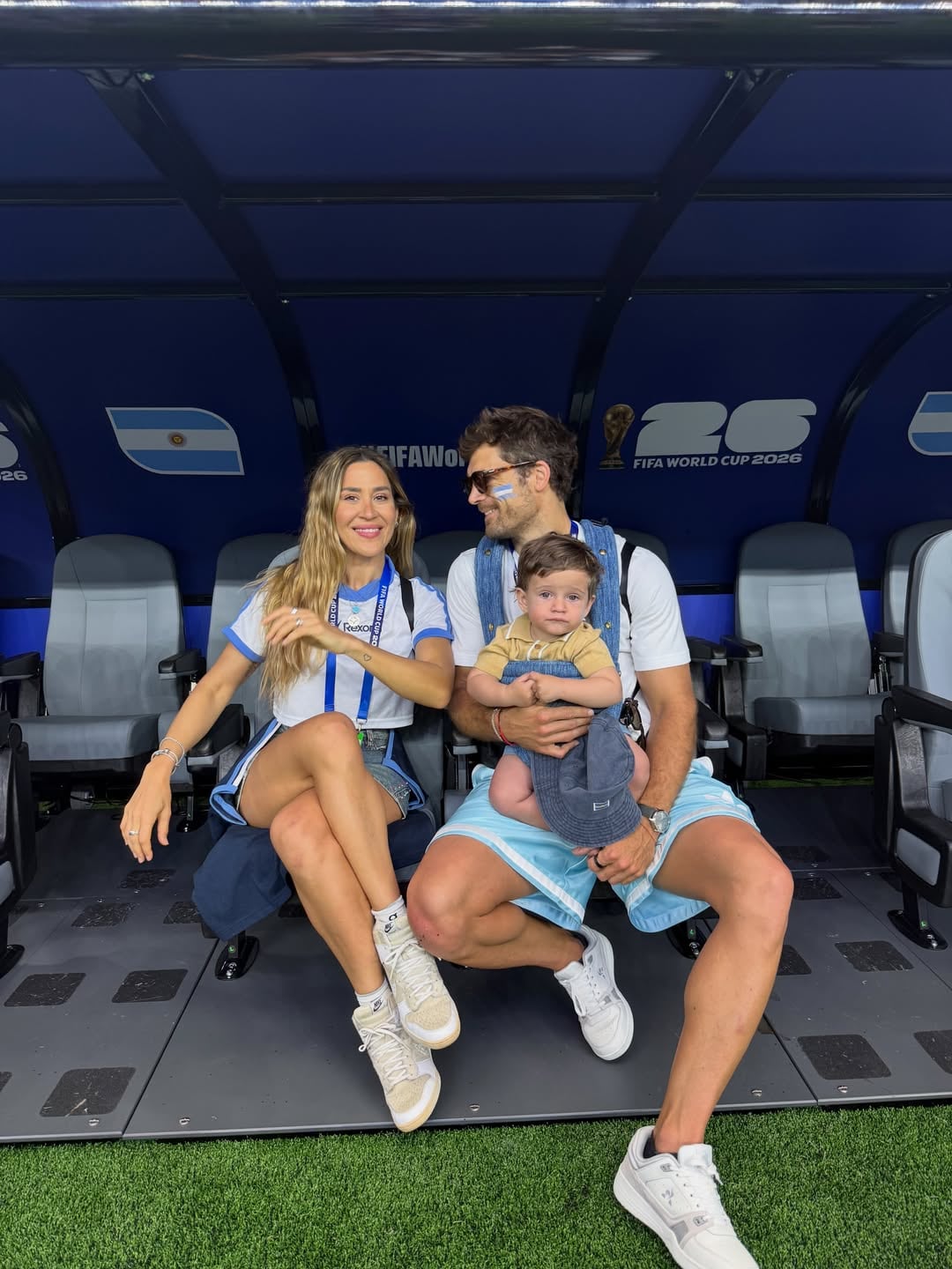 Jimena Barón, Matías Palleiro y Arturo en el partido de la Argentina en el Dallas Stadium (Foto: Instagram @jmena)