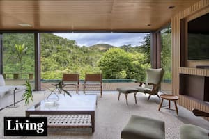 Mirá esta casa de diseño contemporáneo y patio con parrilla a una hora de Río de Janeiro