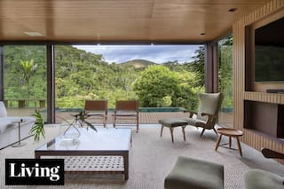 Mirá esta casa de diseño contemporáneo y patio con parrilla a una hora de Río de Janeiro