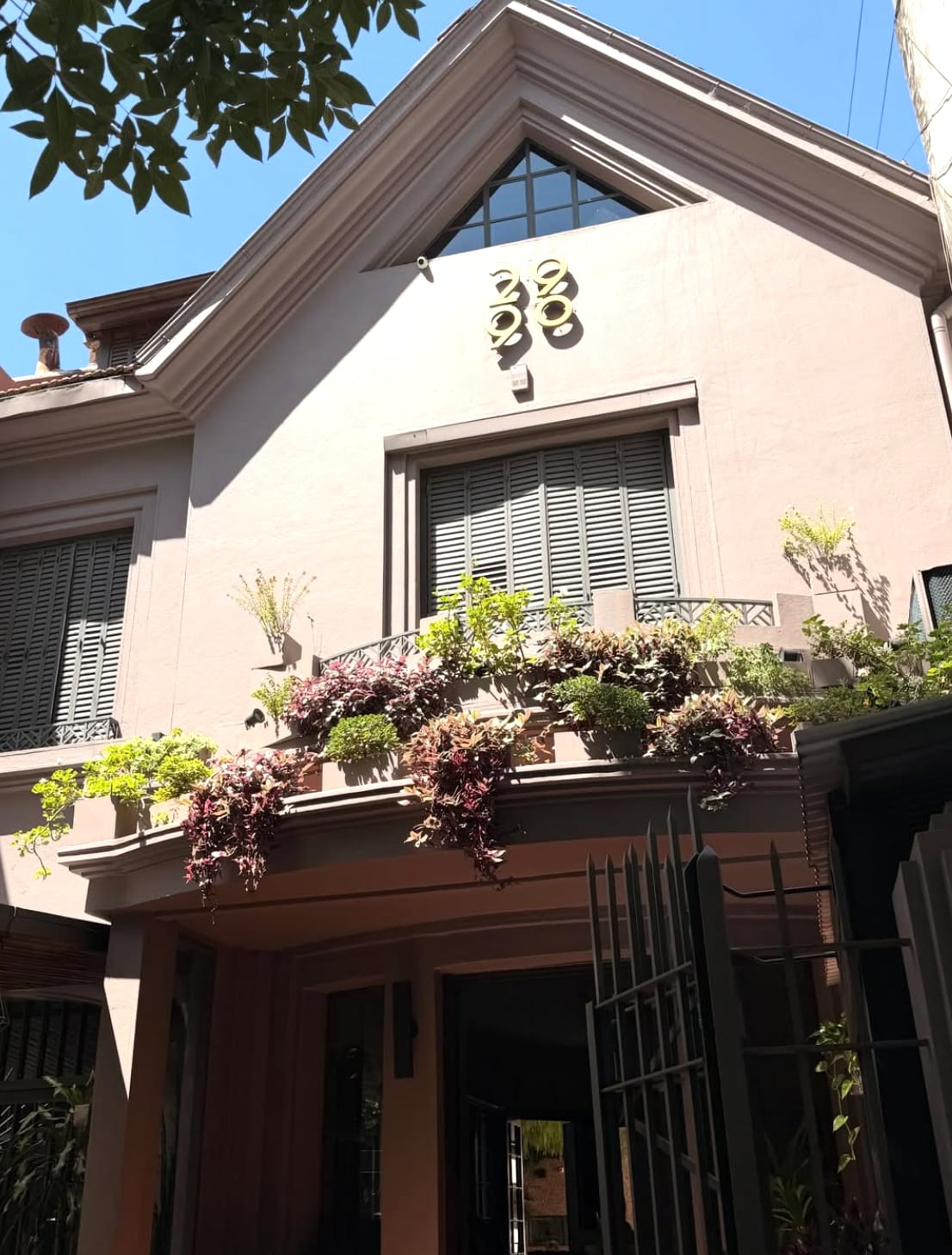 La casona que alberga 29noventa abre mediodías y noches