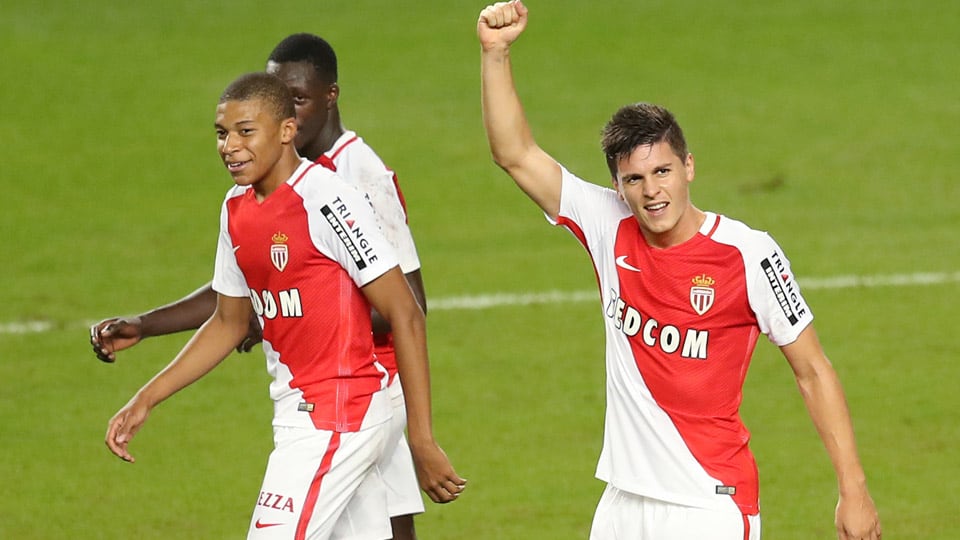 Carrillo celebra un gol, acompañado por un joven Mbappé