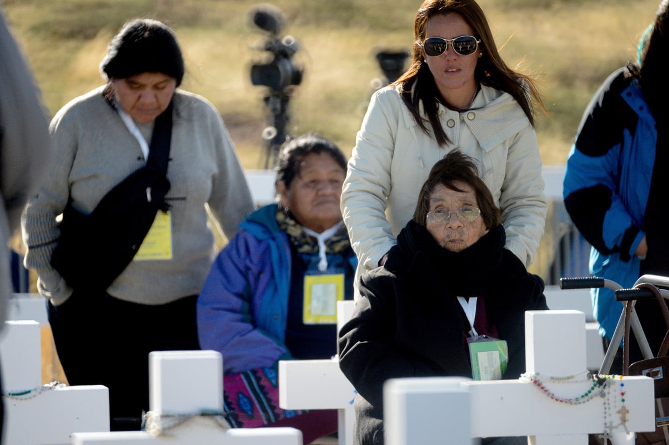 Malvinas: en una histórica ceremonia las familias de 90 soldados pudieron rendirles homenaje en tumbas con nombre, hubo aplausos para el militar británico que los sepultó