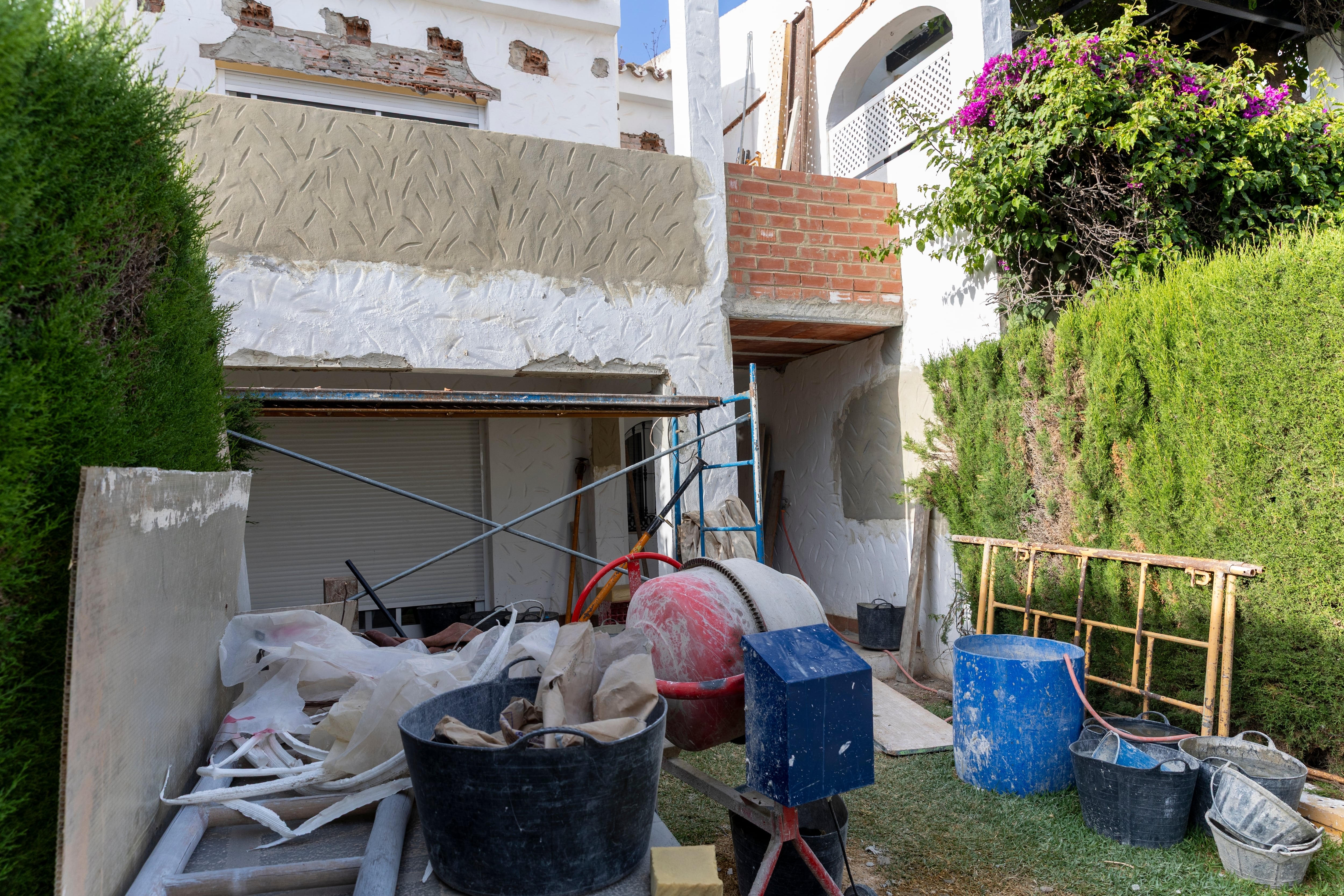 Levantar un segundo piso en obra tradicional, con estructura de hormigón y muros de ladrillo, puede ubicarse entre $450.000/m² y $700.000/m², según calidades y terminaciones.