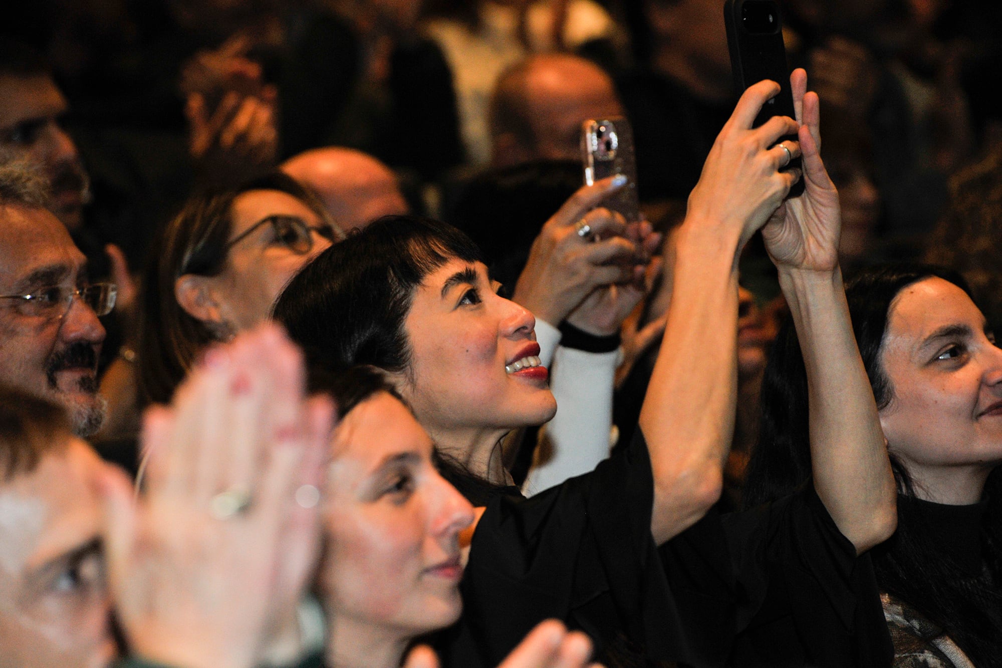Noches de estreno: una novia orgullosa, un productor enamorado y una cumbre de comediantes en la calle Corrientes 11 A pura sonrisa, también se encargó de registrar el aplauso del público y el agradecimiento del elenco