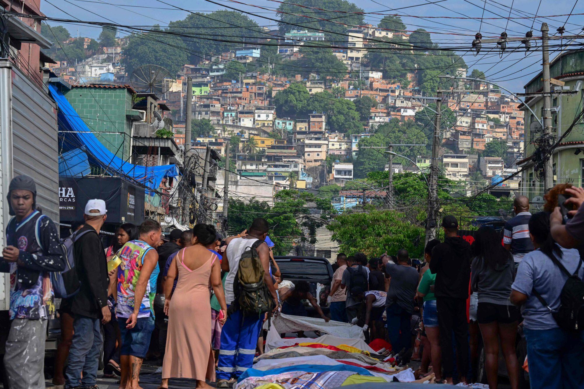 La redada más letal de la historia de Brasil abre una batalla política y expone el vacío estratégico frente al crimen organizado 9 Se observan cuerpos alineados en la plaza São Lucas de la favela Vila Cruzeiro, en el complejo de Penha, en Río de Janeiro, Brasil, el 29 de octubre de 2025