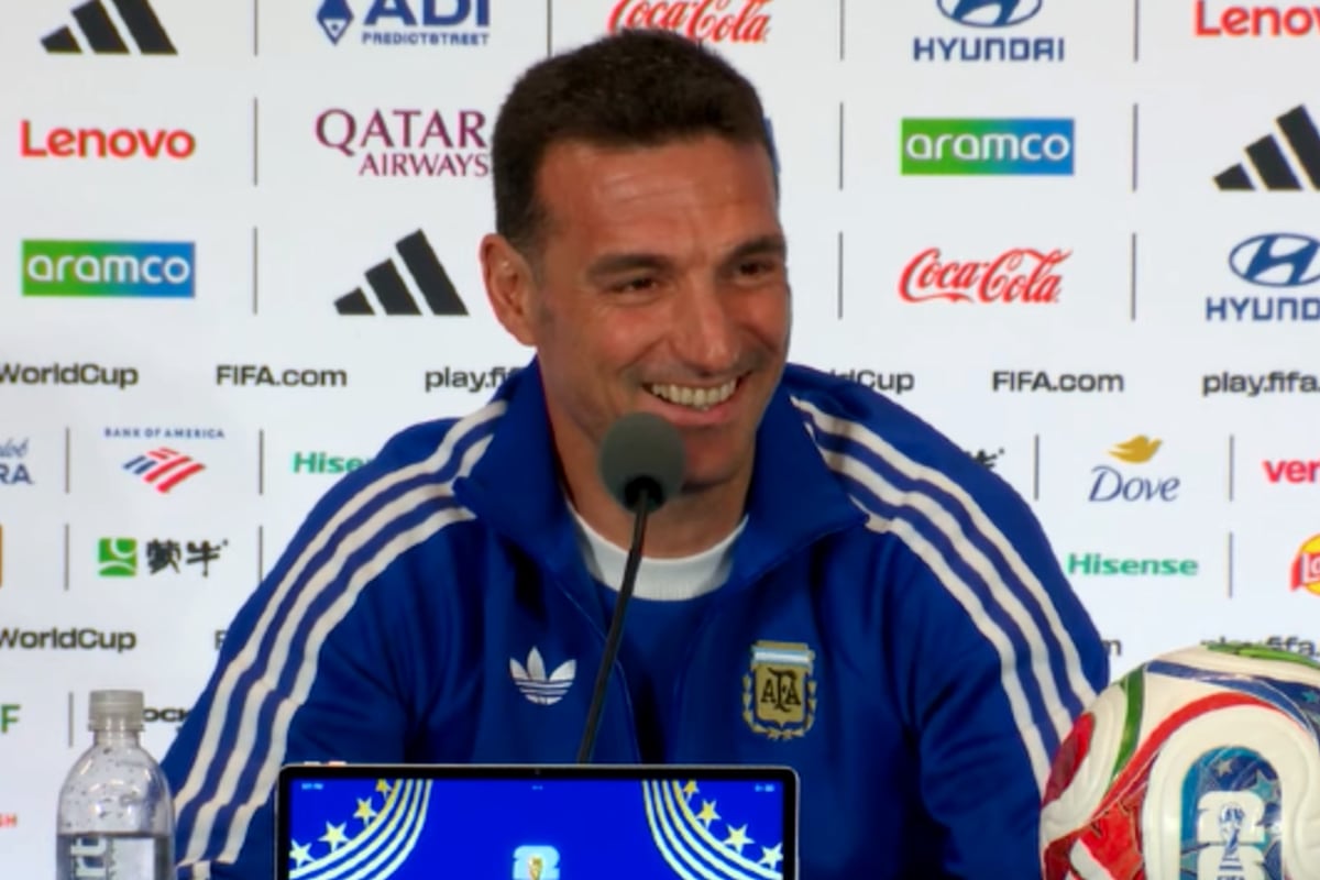 El sorpresivo reencuentro de Scaloni con un excompañero de equipo en plena conferencia de prensa