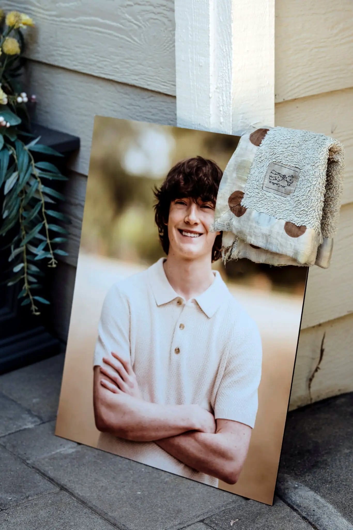 Una fotografía de Adam Raine tomada poco antes de su muerte, y la mantita que usaba cuando era un bebé