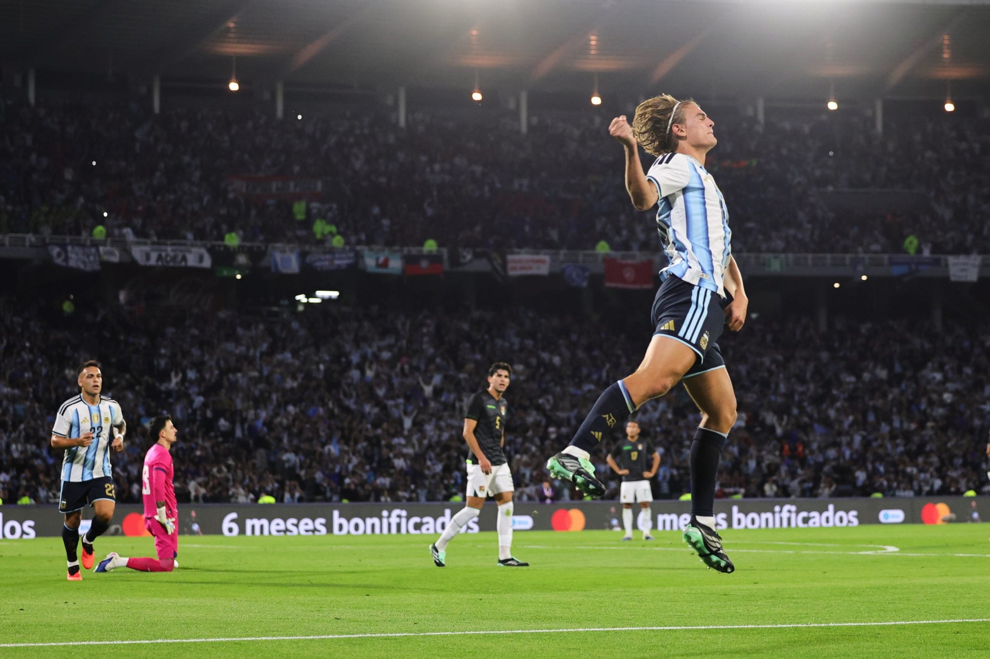 La Argentina goleó 4-0 a Bolivia en Córdoba, con varios debutantes y buenos pasajes de fútbol tras el Mundial