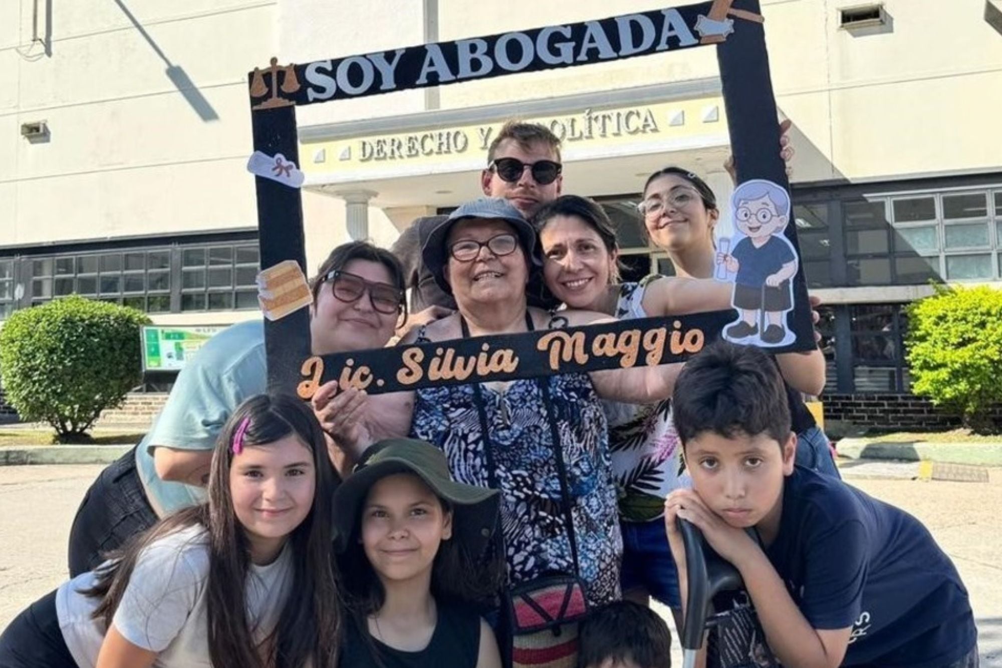 La familia de Silvia se hizo presente en los festejos con el cuadro típico para quienes completan su carrera