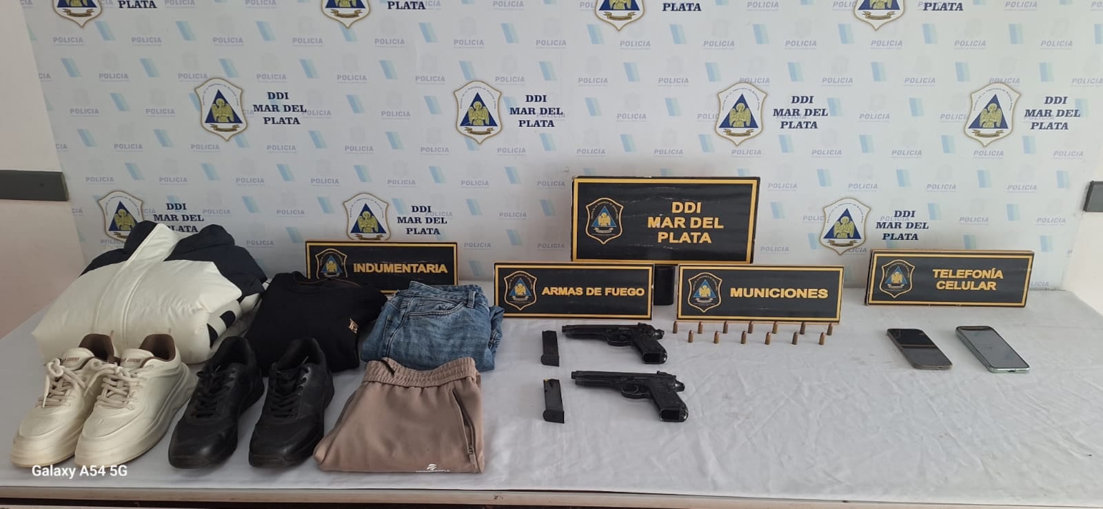 La policía incautó dos pistolas Pietro Beretta calibre nueve milímetros y 13 cartuchos intactos