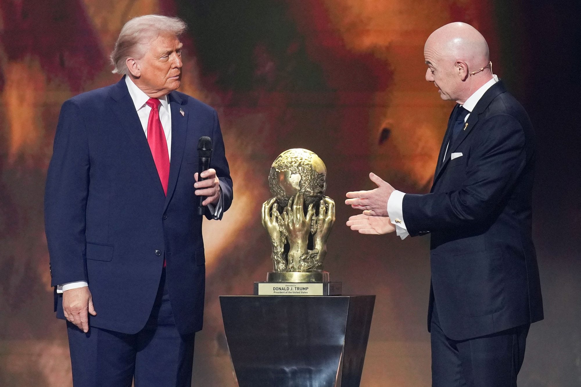 Infantino, en nombre de la FIFA, le concede a Trump el Premio de la Paz durante el sorteo del último Mundial