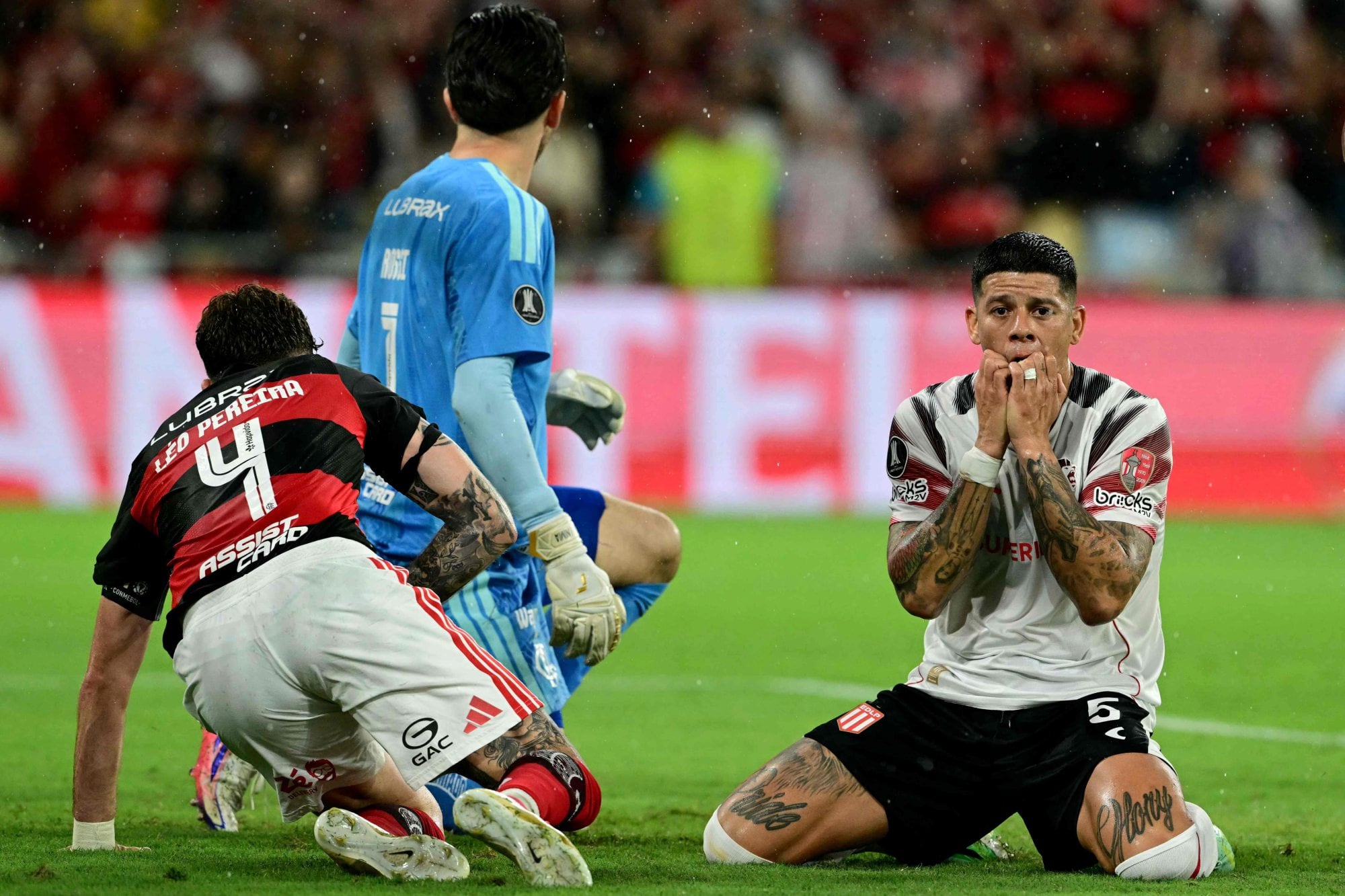 Marcos Rojo se lamenta tras la chance perdida en el primer tiempo para adelantarse en el marcador