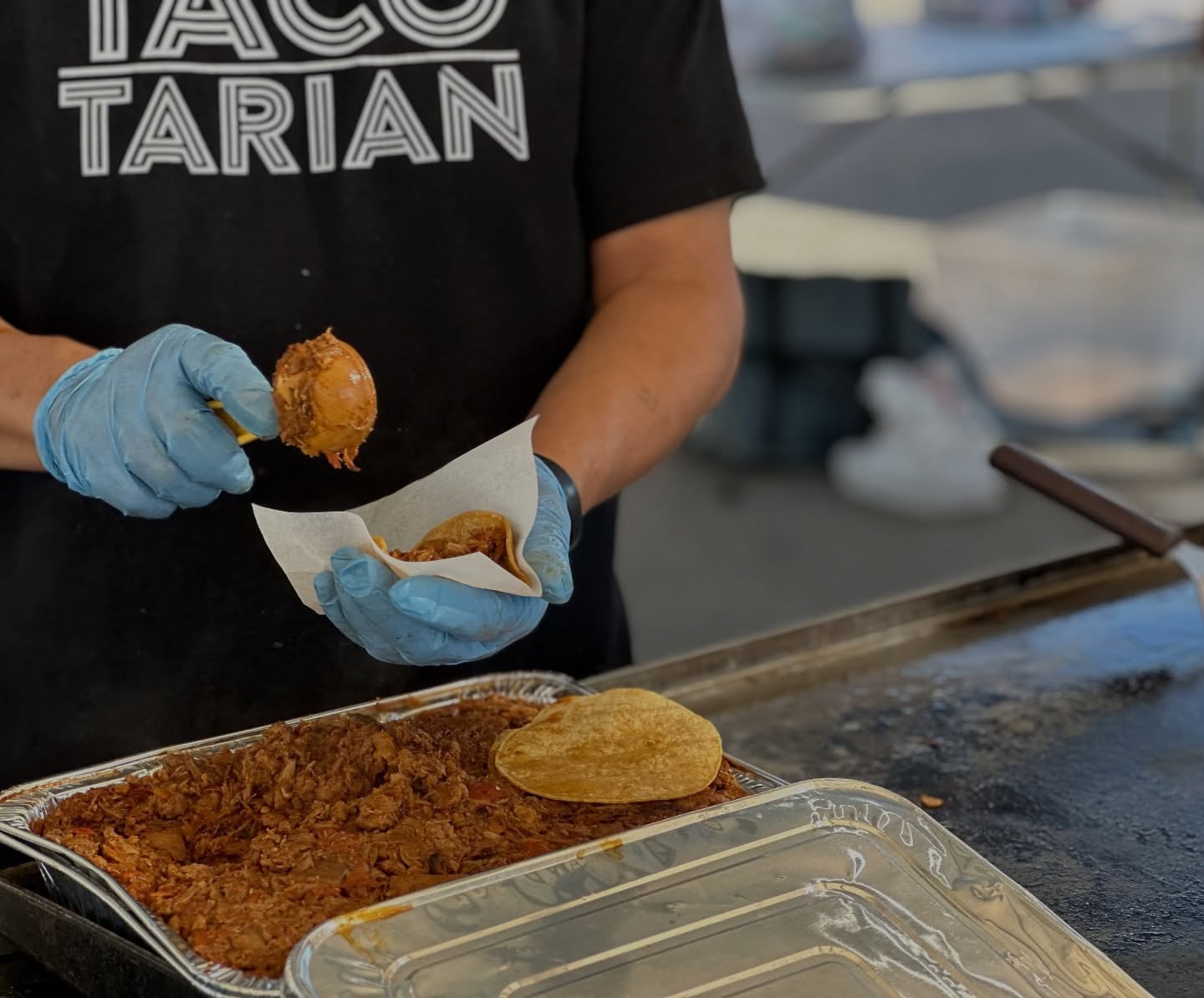 En la jornada se entregarán alimentos y tacos gratis para crear un ambiente alegre y de solidaridad (Instagram/@consulmexlv)