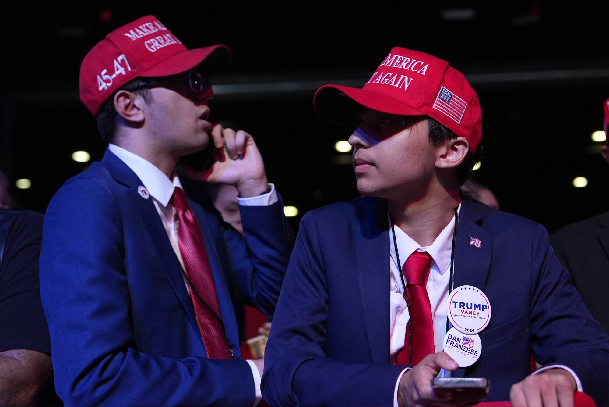 Partidarios llegan a una fiesta para ver la noche de las elecciones del candidato presidencial republicano, el expresidente Donald Trump, el martes 5 de noviembre de 2024, en West Palm Beach.