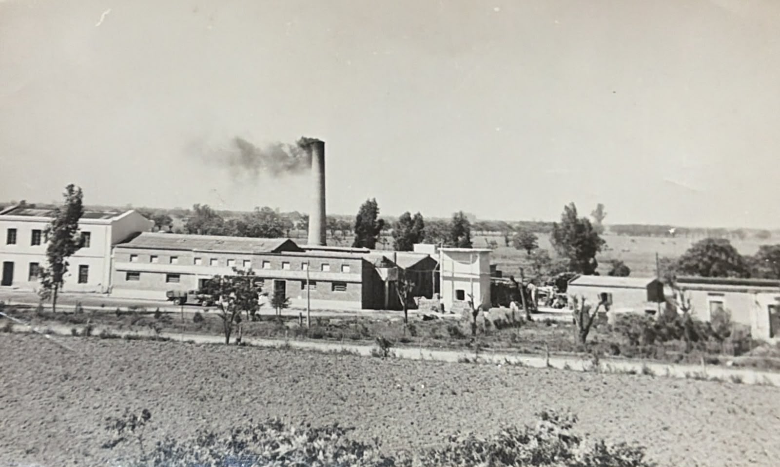 Curtiembre de Gustavo y Eduardo Nanzar, primera industria del pueblo, fundada hacia 1888. La imagen data de 1952.