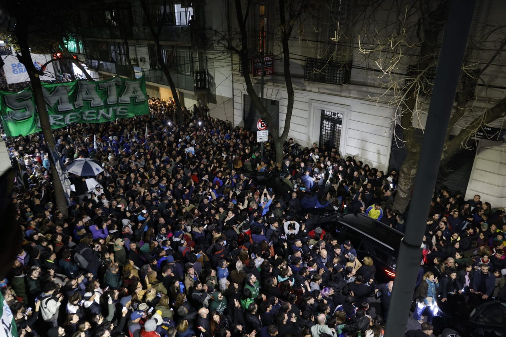 Partidarios de Cristina Kirchner aguardan en la puerta de la casa de la expresidenta