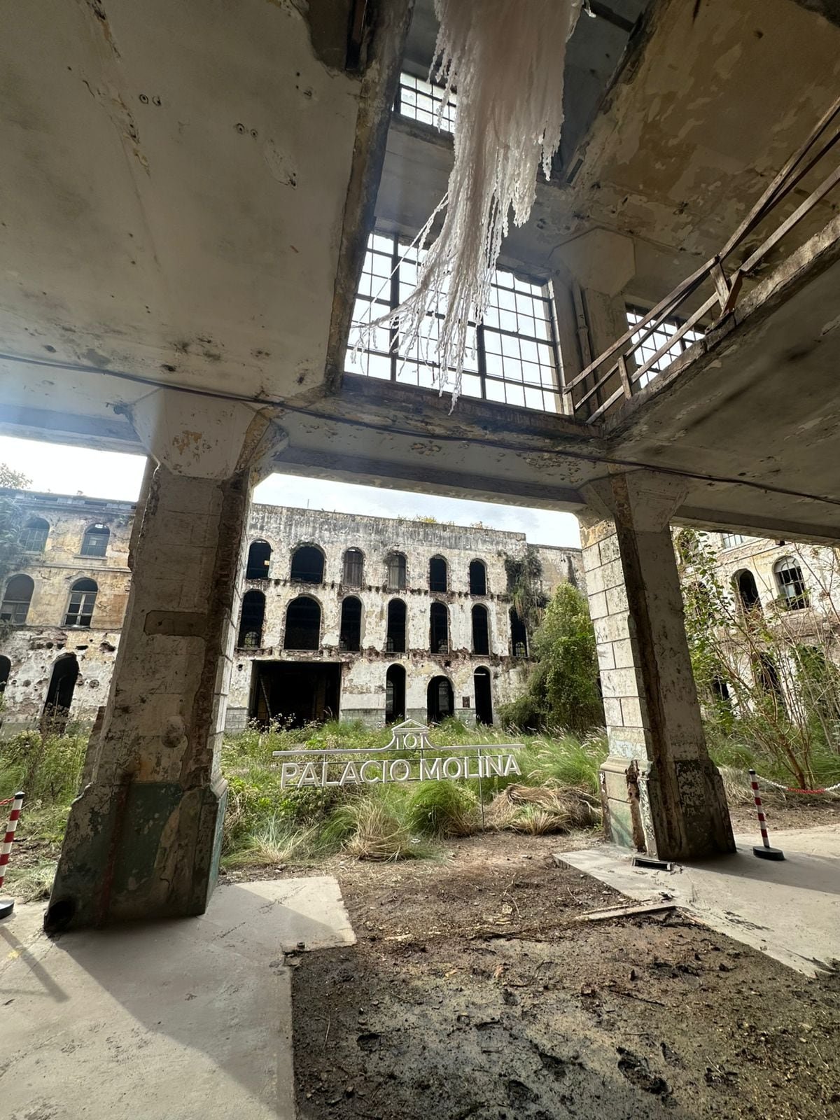 Su impronta industrial, marcada por el uso de ladrillo a la vista, estructuras de metal y ventanas de medio punto permanece intacta