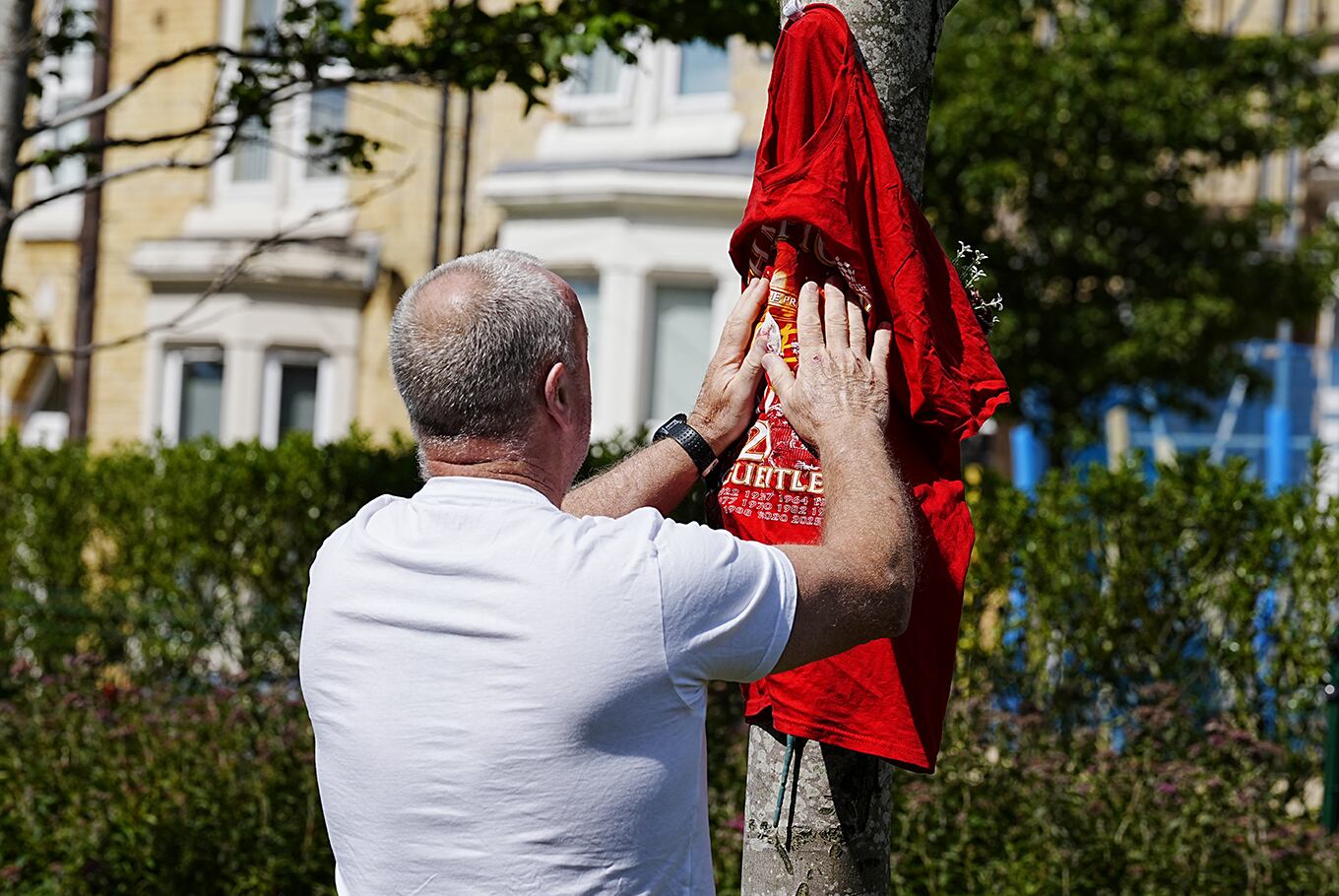 Los hinchas de Liverpool se acercaron a Anfield para despdir a Jota (Photo by Peter Byrne/PA Images via Getty Images)