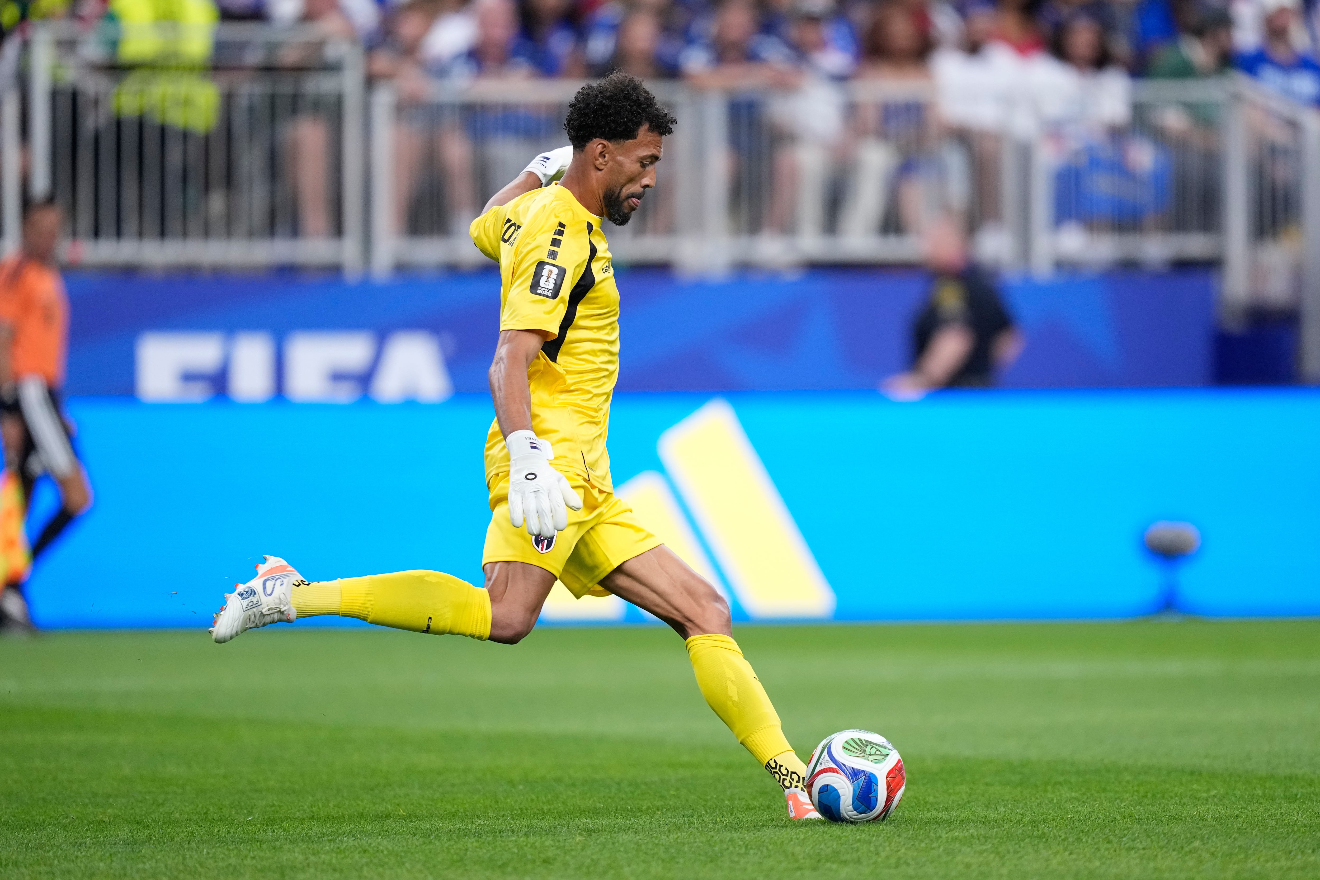 El arquero de Cabo Verde, Vozinha, le pega al balón: está en el equipo ideal
