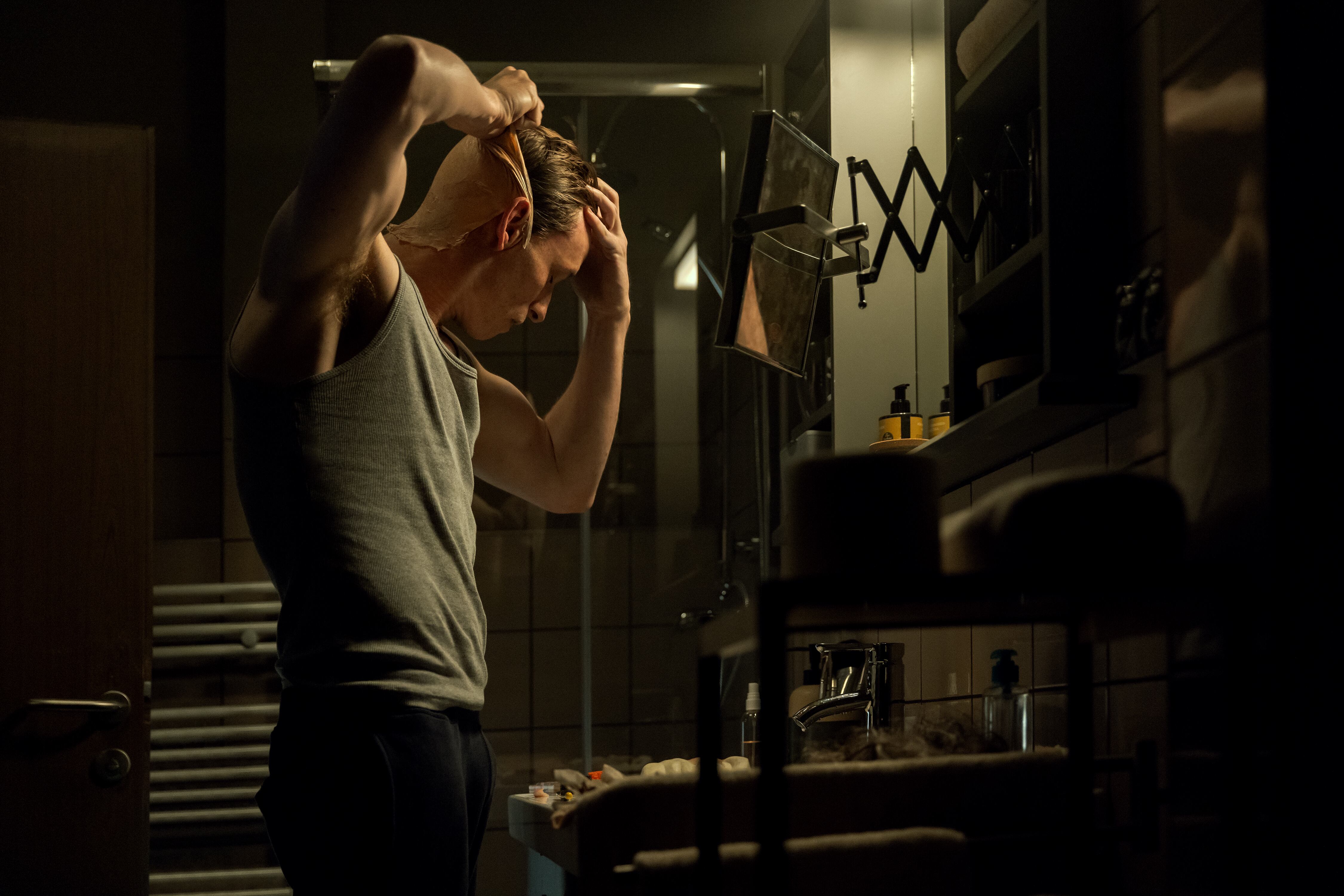 Eddie Redmayne se convierte en un sicario de élite en esta nueva adaptación de la novela de Frederick Forsyth rebautizada El Chacal (Disney+).