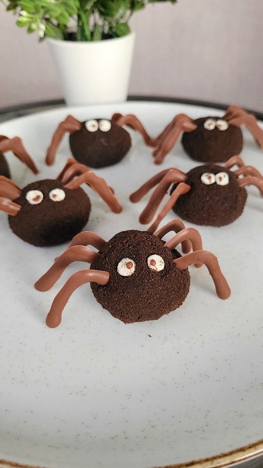 Las arañas de chocolate son fáciles de hacer para los chicos porque no requieren de horno