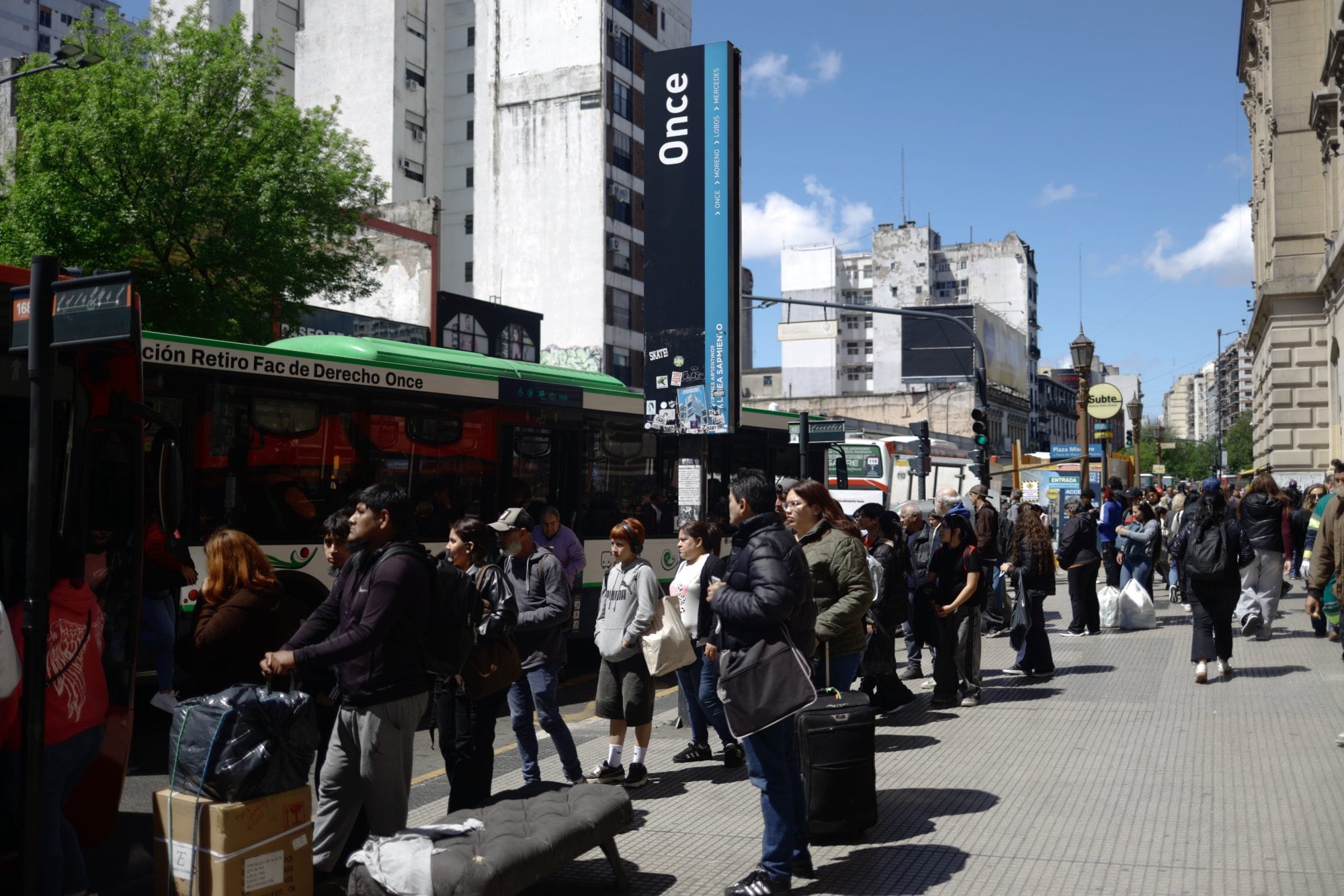 Todas las líneas de subte se encuentran interrumpidas por una medida de fuerza gremial debido a la detención de dos metros delegados , largas colas para tomar colectivos