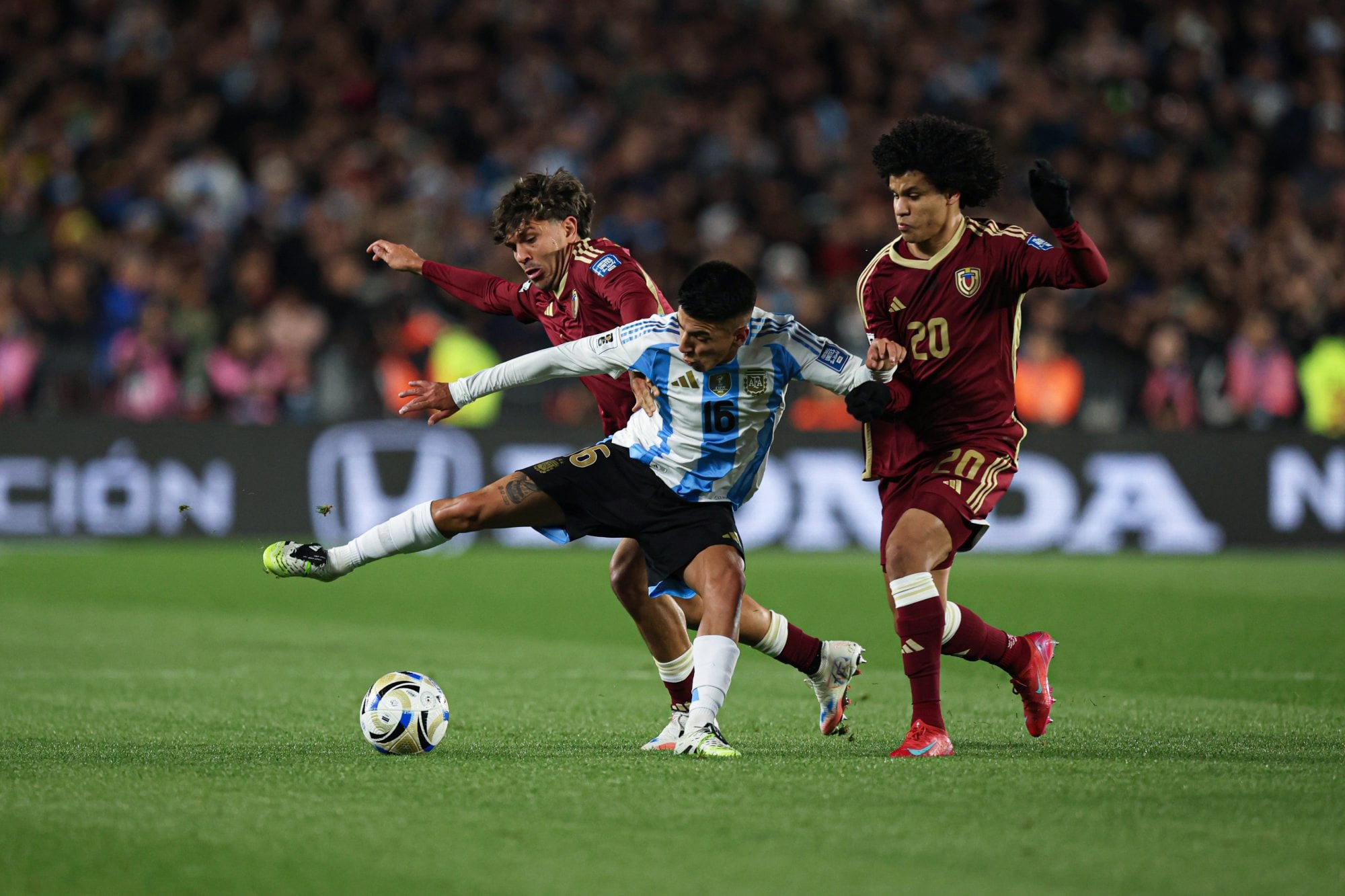 Thiago Almada se fue reemplazado