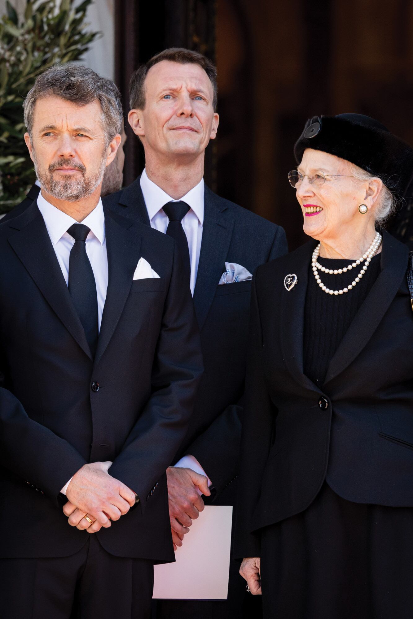Margarita con Federico (a la izquierda) y Joaquín, en Atenas, durante el funeral del rey Constantino de Grecia. Fue en 2023, un año antes de abdicar en favor de su primogénito quien, además de la corona, podría quedarse con el castillo de Cahors y dejar a su hermano con las manos vacías