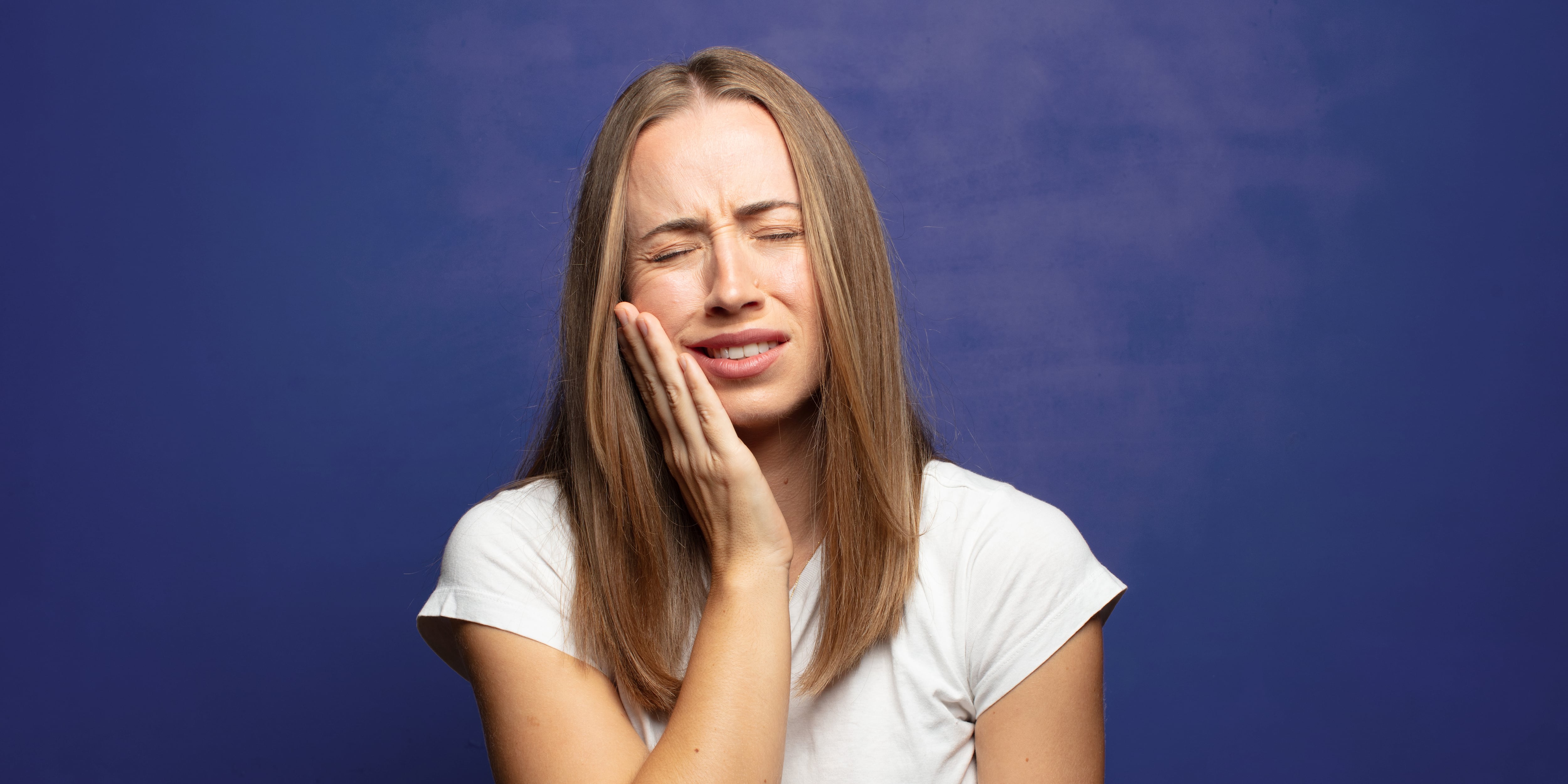 Entre los síntomas más comunes de bruximo se destaca el dolor en los dientes al despertar
y la tensión o dolor en los músculos mandibulares