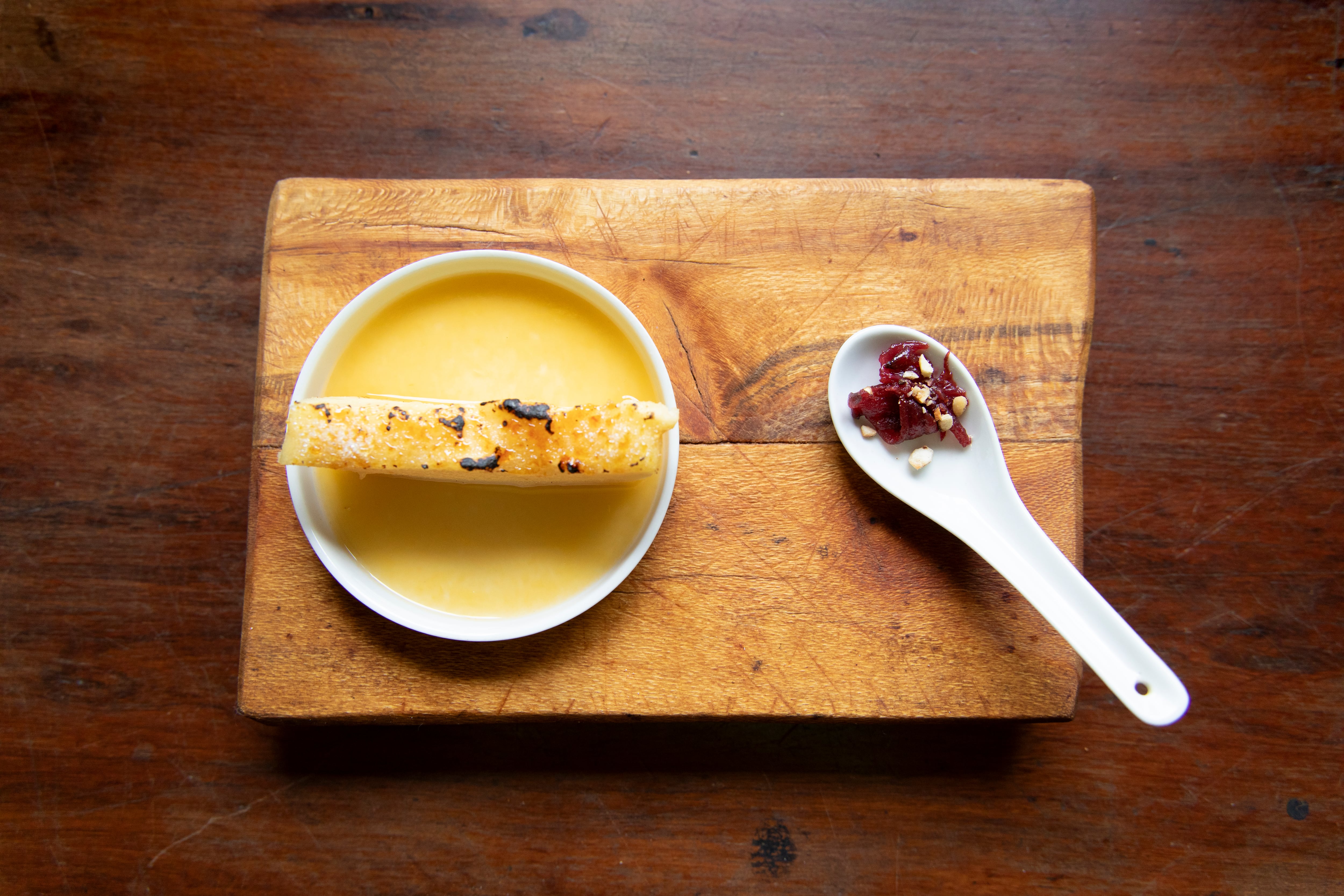 Pre postre: cucharita de rosella y maní. Postre: budín de mandioca y jugo de naranja.