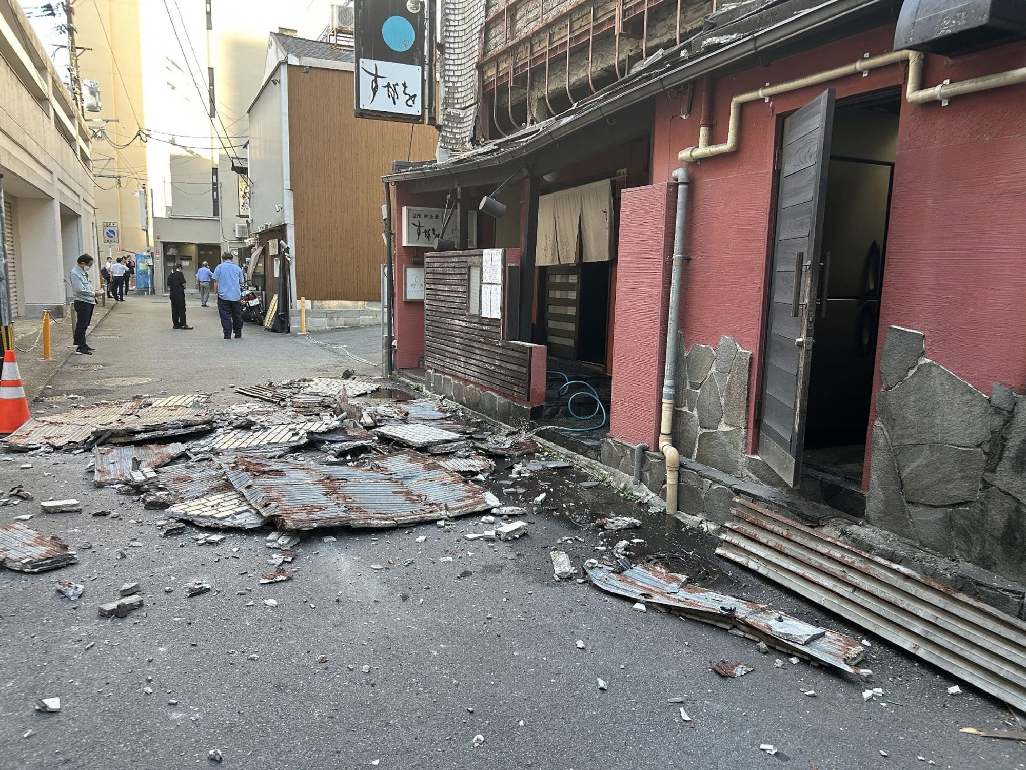 Terremoto en Japón: al menos 50 heridos, edificios derrumbados y miles de hogares sin luz 10 Destrozos en Kumamoto
(JIJI Press / AFP) / Japan OUT