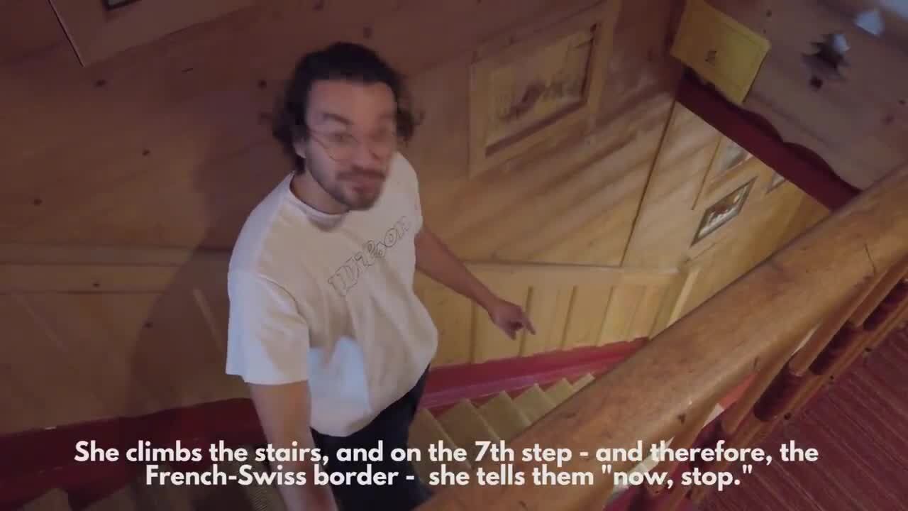 En el Hotel Arbez es posible bajar escaleras en Francia y terminar en Suiza, como ilustra este turista en pleno cruce fronterizo
