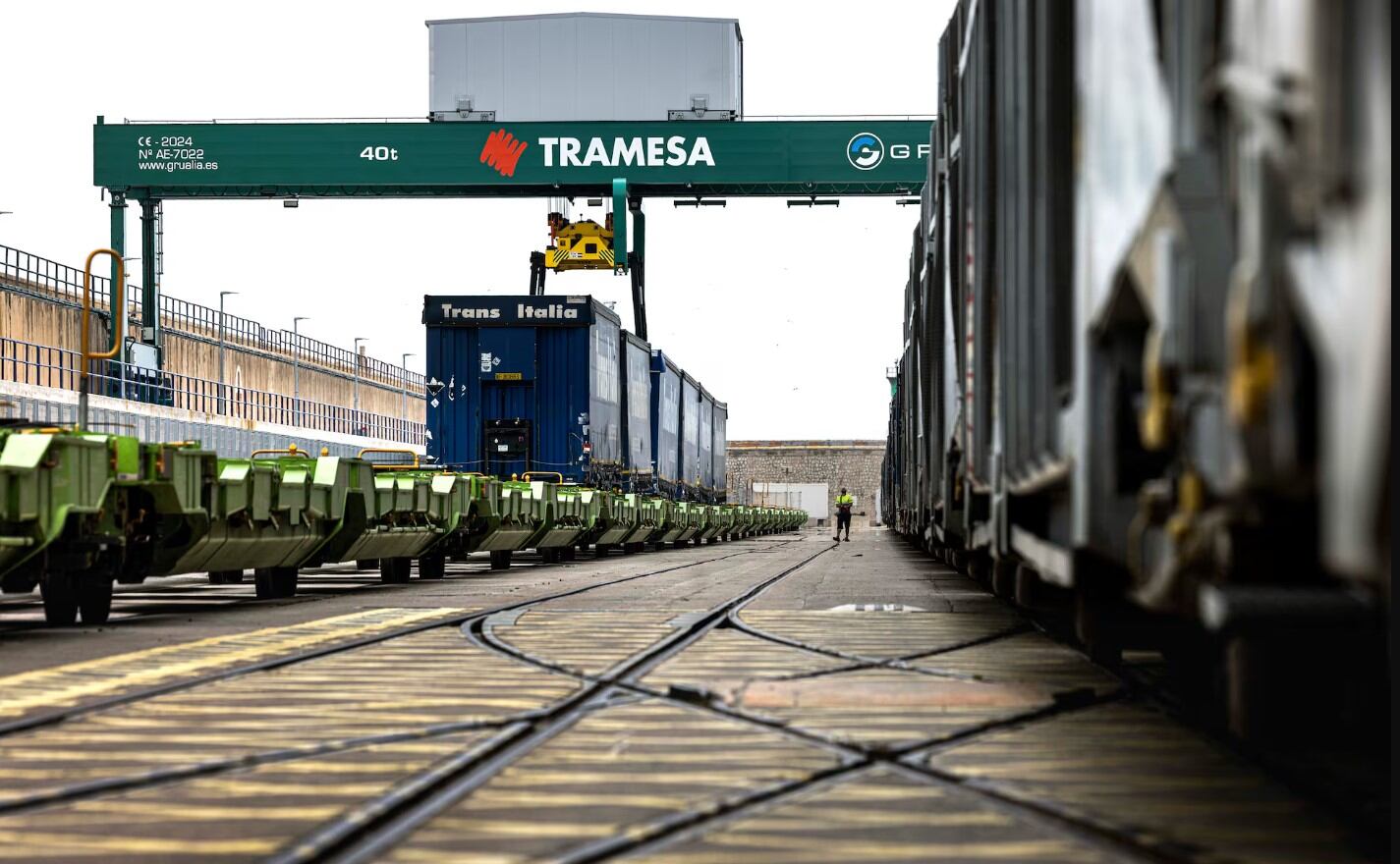 La enorme grúa verde capaz de elevar camiones y montarlos en el tren de la autopista ferroviaria