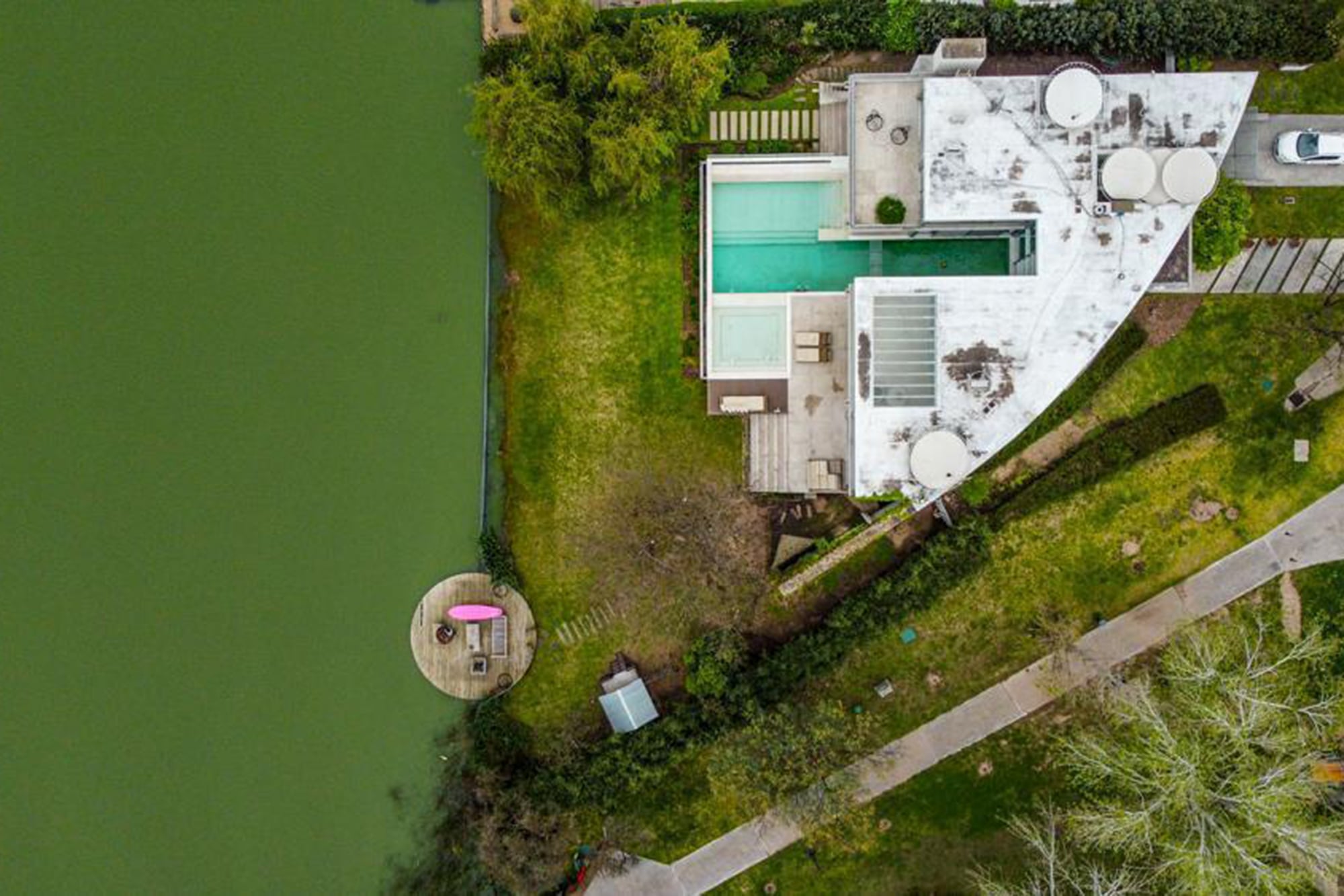 Tiene alrededor de 600 m2 cubiertos