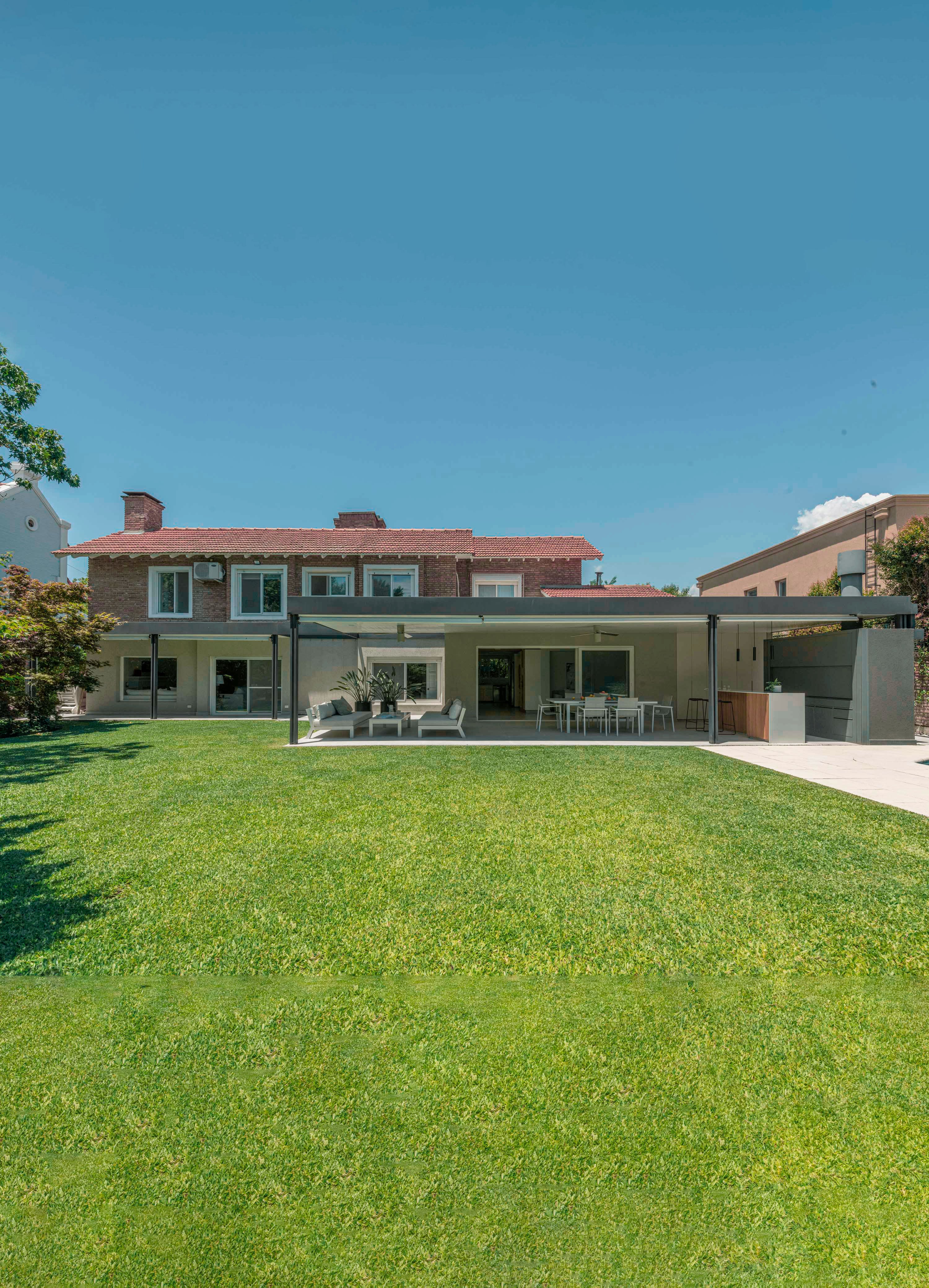 La casa está ubicada en San Isidro en un pequeño barrio cerrado.