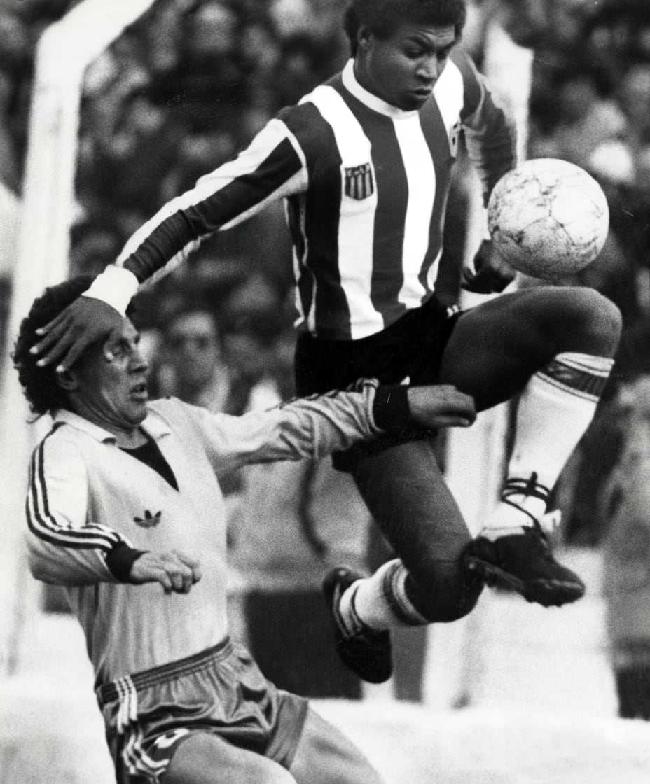 Duelo entre Custódio Mendes, de Estudiantes de La Plata, y Eduardo Andrés Masotto, de Temperley, en 1984
(DYN Omar Torres)