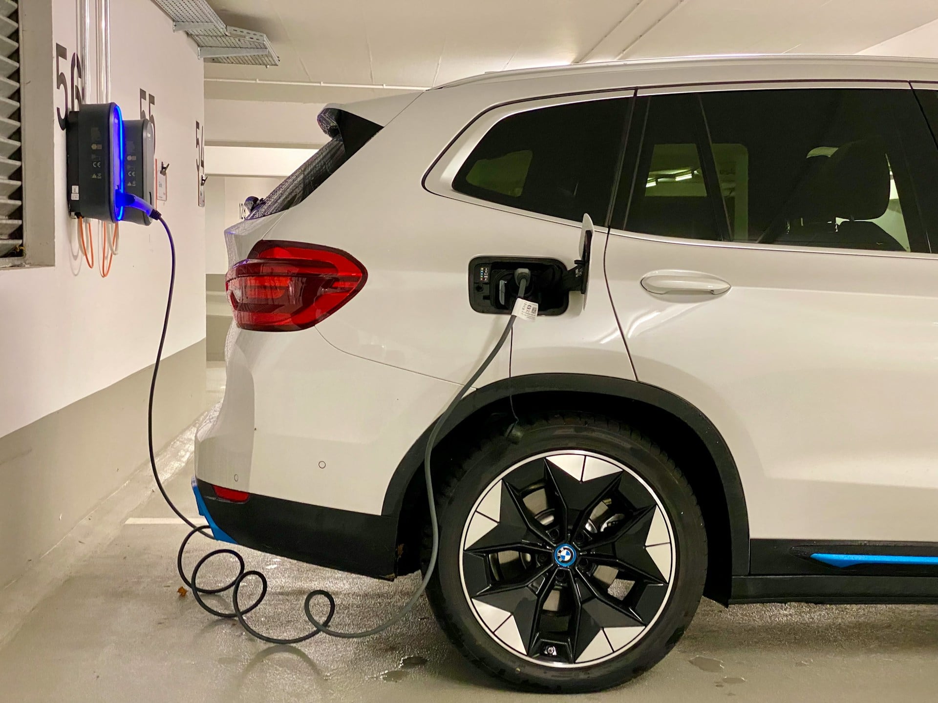 Los vehículos eléctricos se cargan al conectarlos en una fuente de energía, a diferencia de los autos tradicionales que tienen un motor de combustión interna (Unsplash/Eren Goldman)