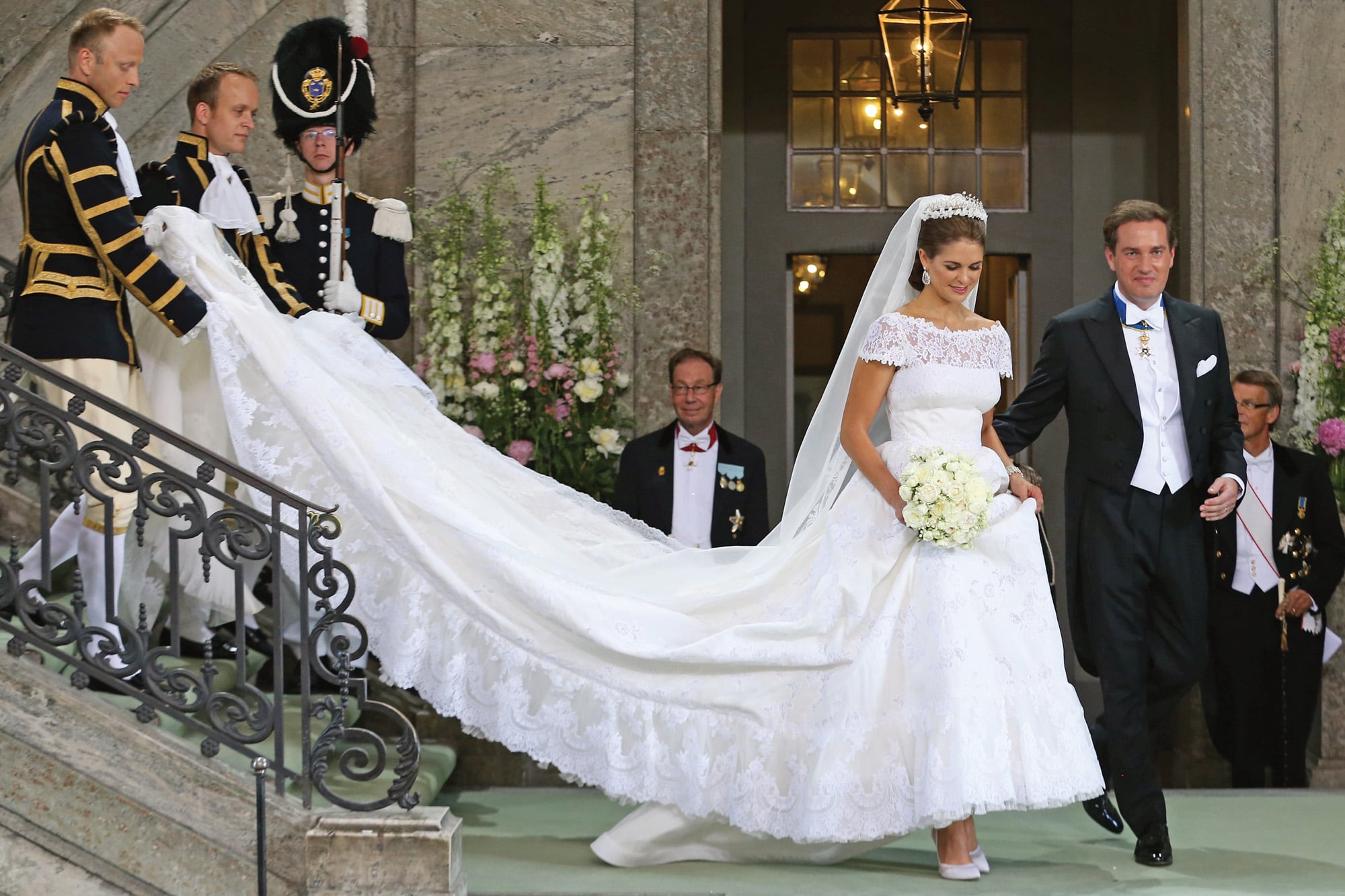 Para su boda con Chris O’Neill, el 8 de junio de 2011, la princesa Magdalena de Suecia también confió en Valentino Garavani. Se trató de un diseño realizado en organza de seda plisada decorado con aplicaciones de encaje Chantilly, cuerpo bordado, escote barco, manga corta y voluminosa falda con cuatro metros de cola