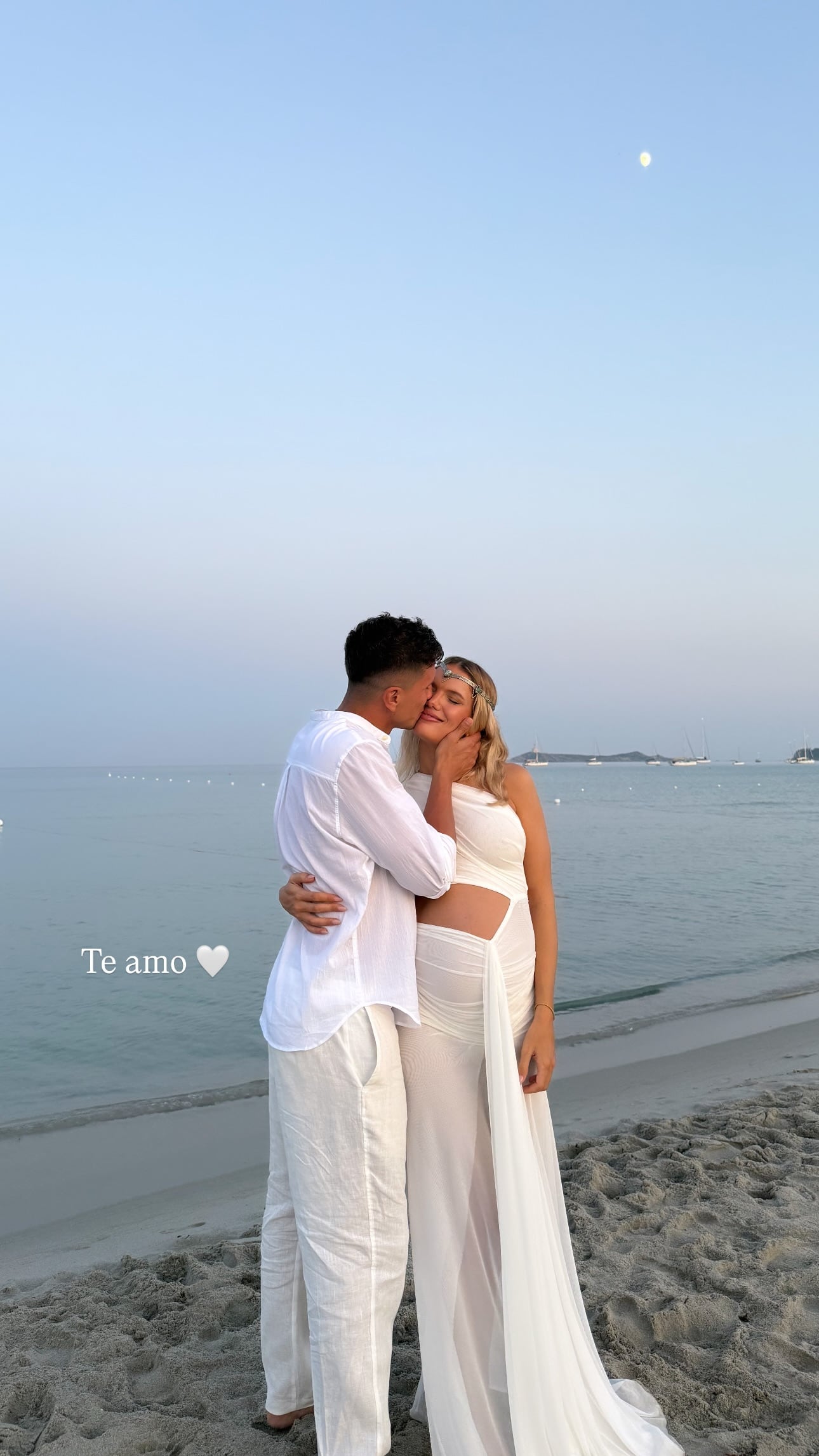 La tierna postal de Gianluca con Eva Bargiela en la playa de Cerdeña