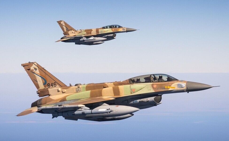 La primera actividad de enfrentamiento de un F-16 fue al uso de la Fuerza Aérea Israelí, en 1981