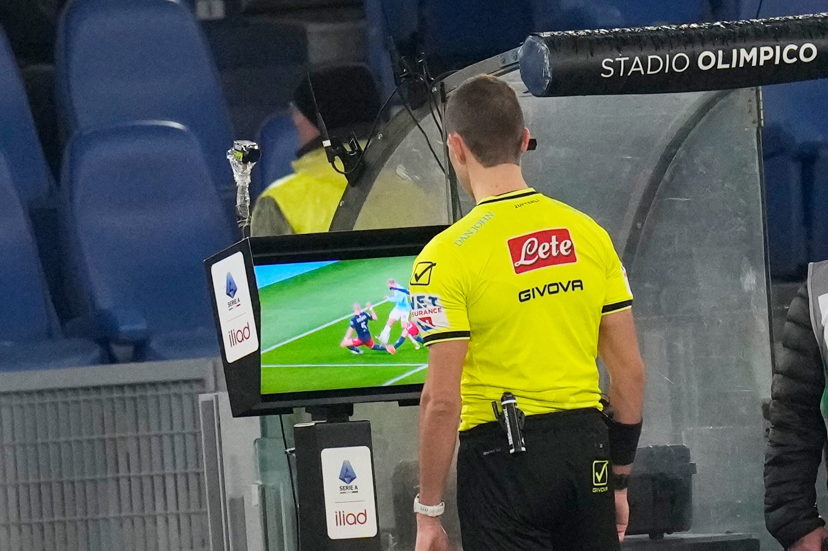 El árbitro Luca Zufferli detiene el partido y revisa la pantalla del VAR durante el partido de fútbol de la Serie A entre la Lazio y el Genoa en Roma, Italia, el viernes 30 de enero de 2026. (Foto AP/Gregorio Borgia)