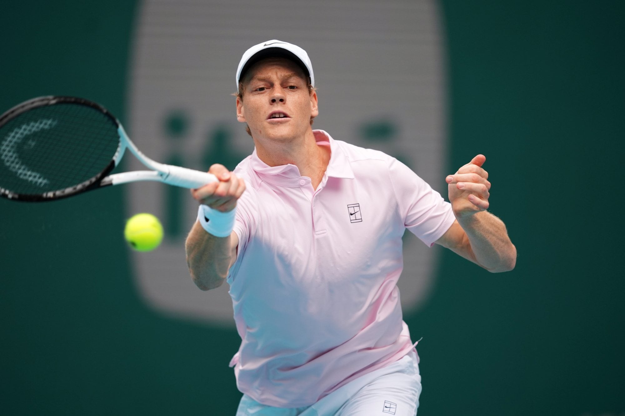 Miami Open: Jannik Sinner se consagró y completó un mes perfecto para acercarse a Alcaraz 5 Jannik Sinner y una devolución contra Jiri Lehecka; el italiano impuso su superioridad en Florida (AP Photo/Rebecca Blackwell)