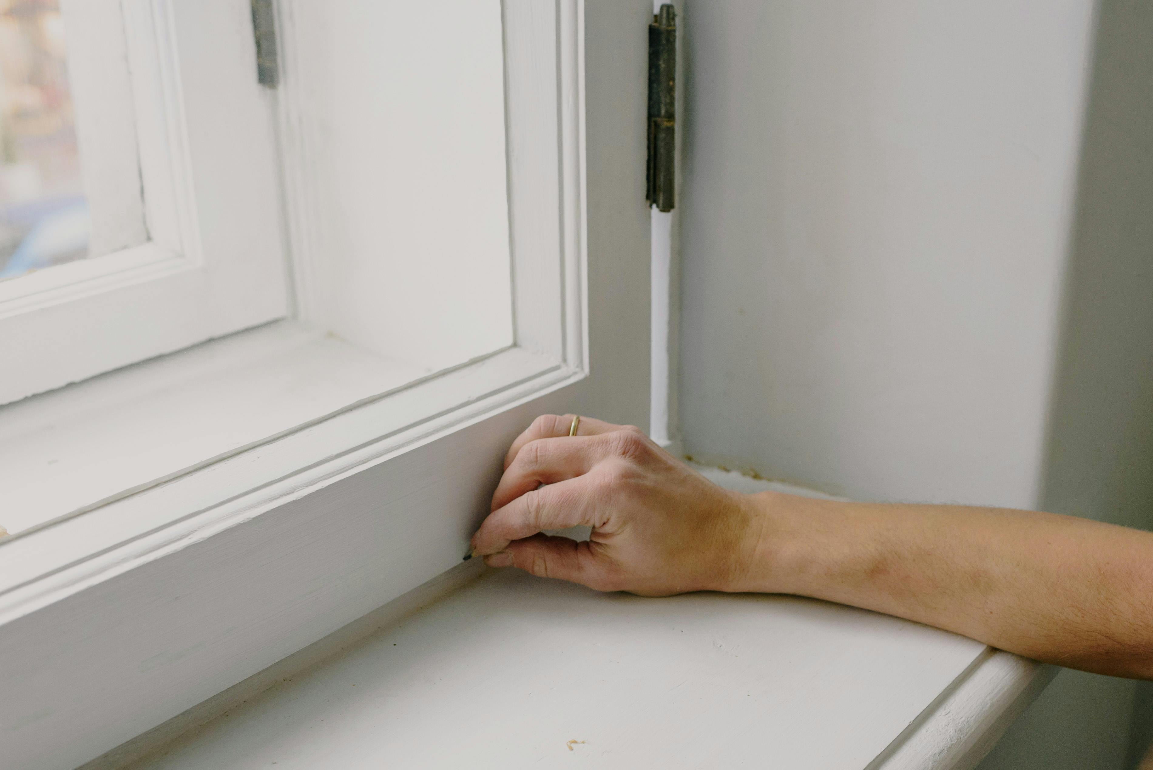 Los marcos de las ventanas suelen juntar telas de araña