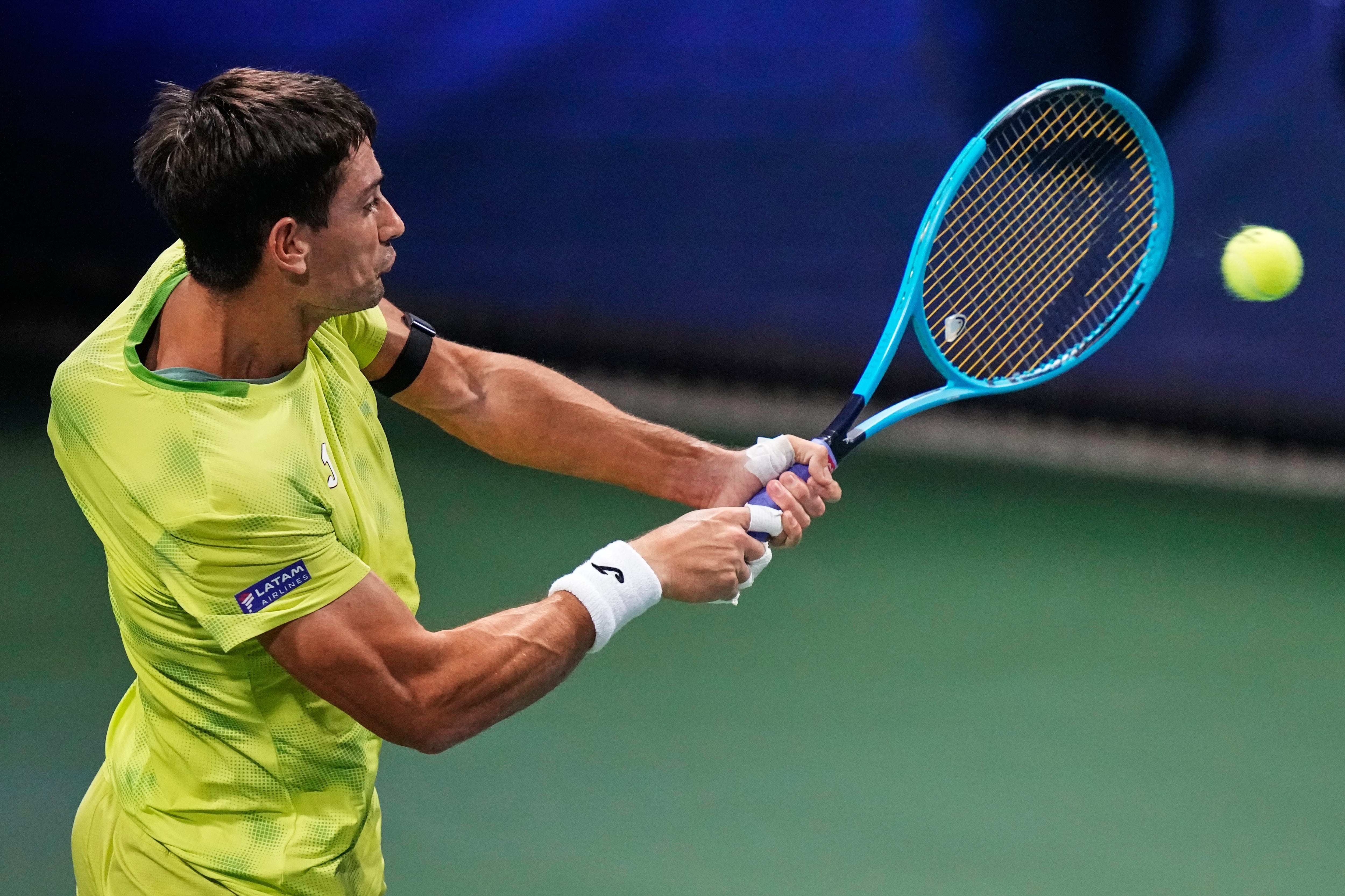 Mariano Navone y su revés de dos manos en el duelo contra Matteo Berrettini (AP Photo/Frank Franklin II)